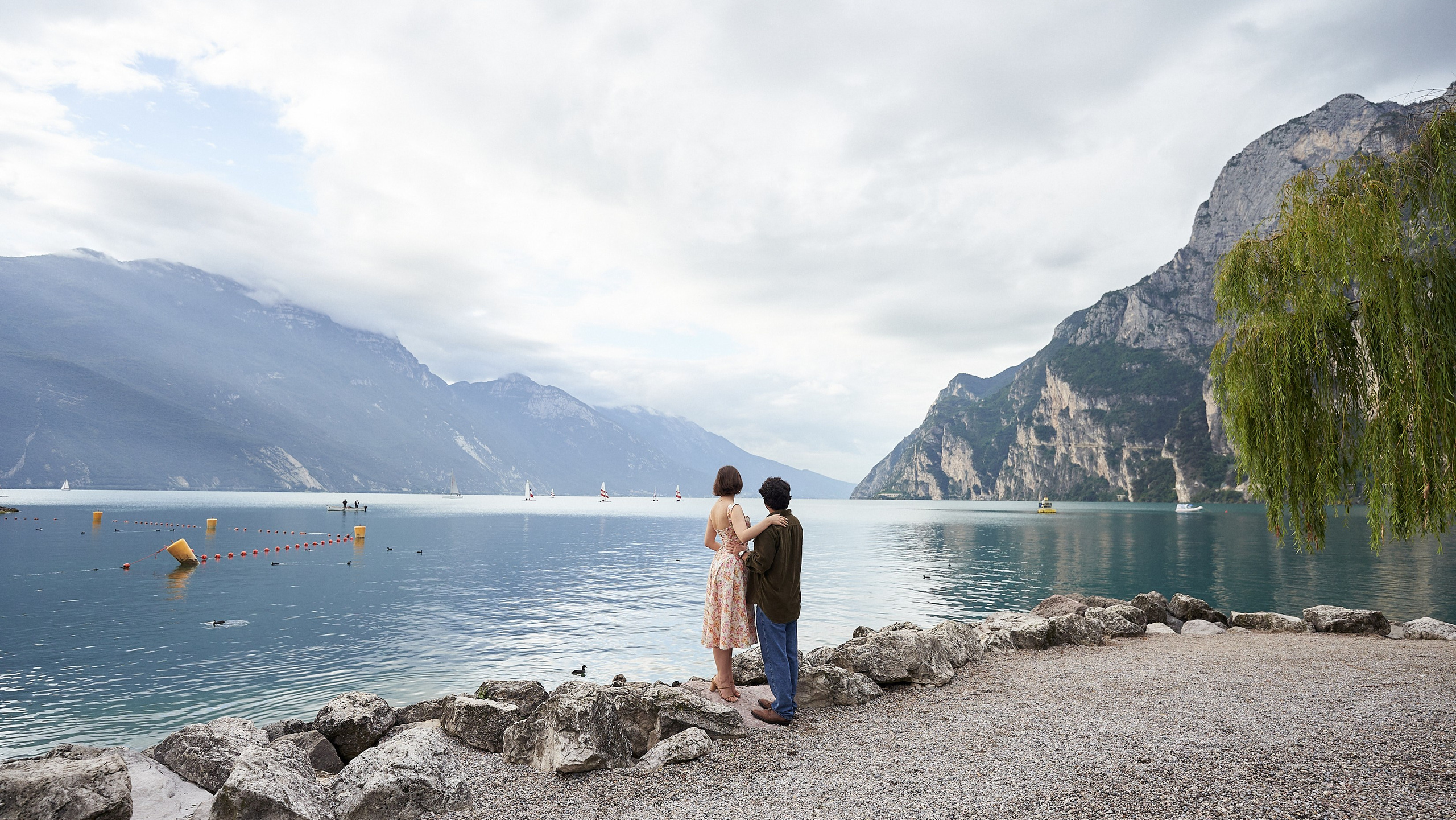 Bella donna con vestito blue a Venezia con prosecco in mano. Fotografo Photo shooting a Venezia