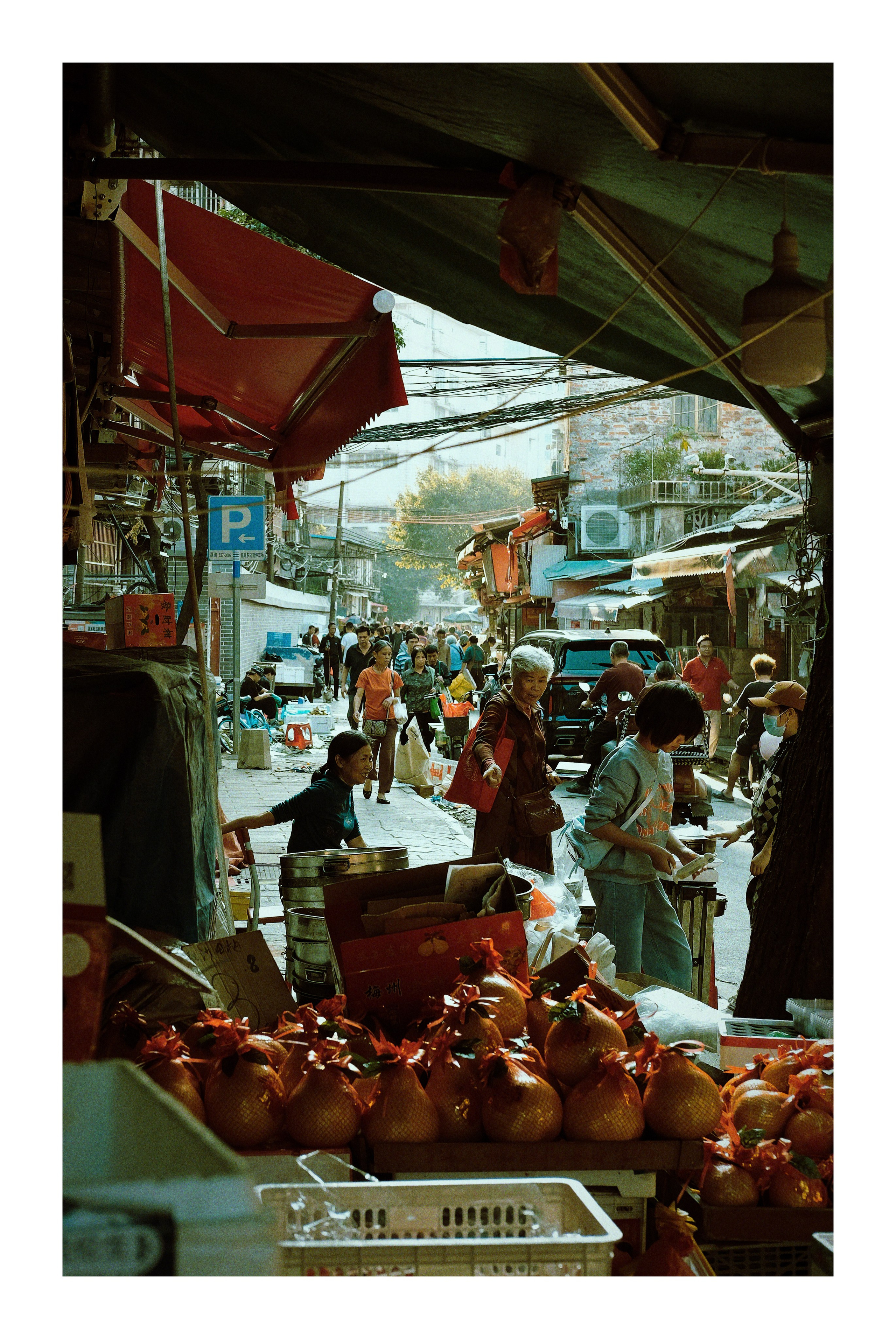 Candid Street Photography in Guangzhou — Film Style in Golden Hour