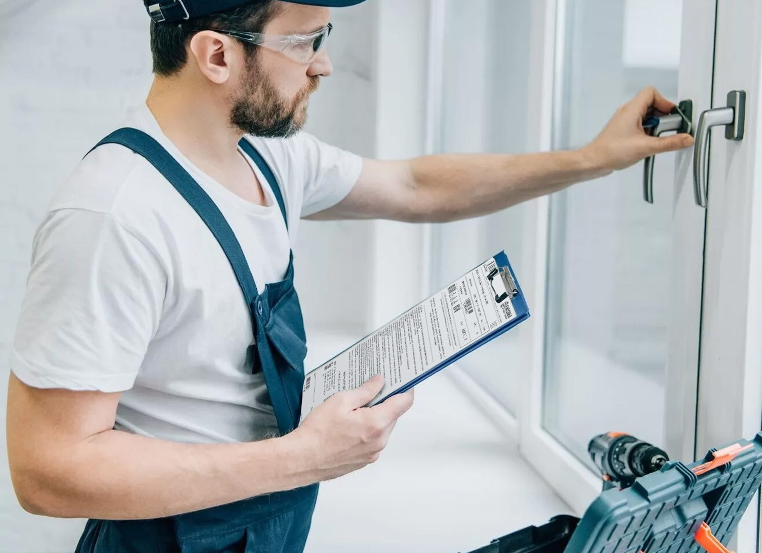 Мужчина из сервисной службы с бланком заказа в руке проверяет работу окна.
