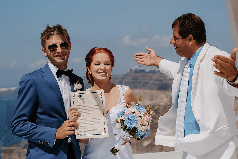 Официальная свадебная церемония в Греции на Санторини на фоне моря, пару поздравляет мэр. Фотограф Екатерина Романова.