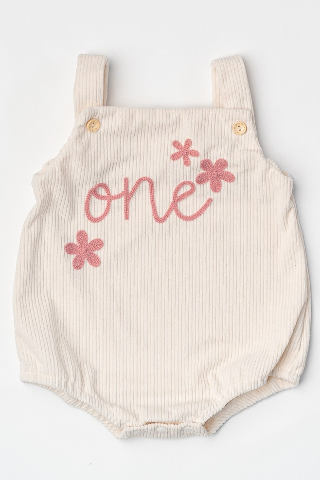 Cake smash outfits for girls. Newborn and family photographer. Hills District. Sydney