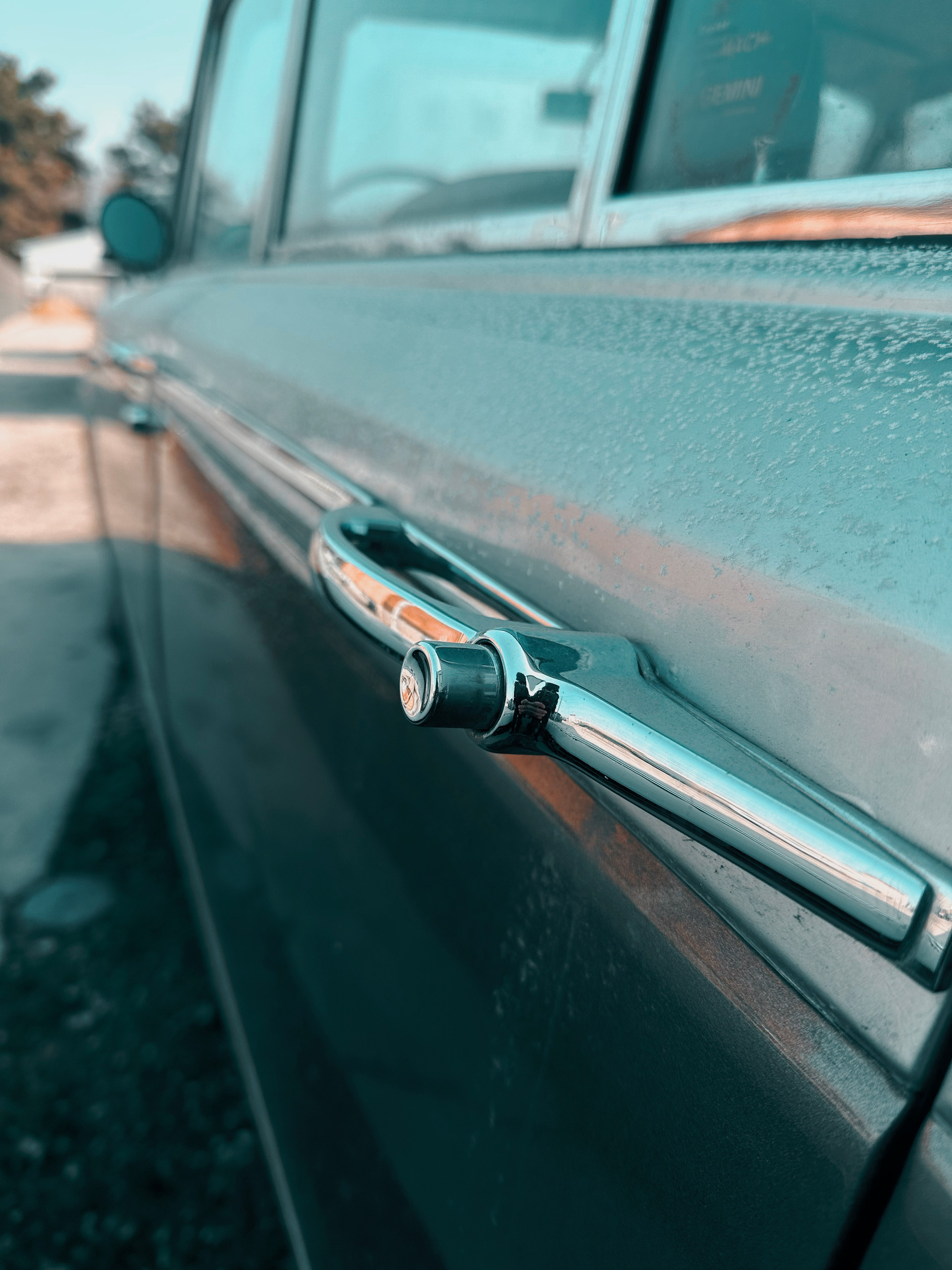 Элегантный экстерьер Rolls-Royce Silver Shadow с длинным капотом и хромированными деталями.