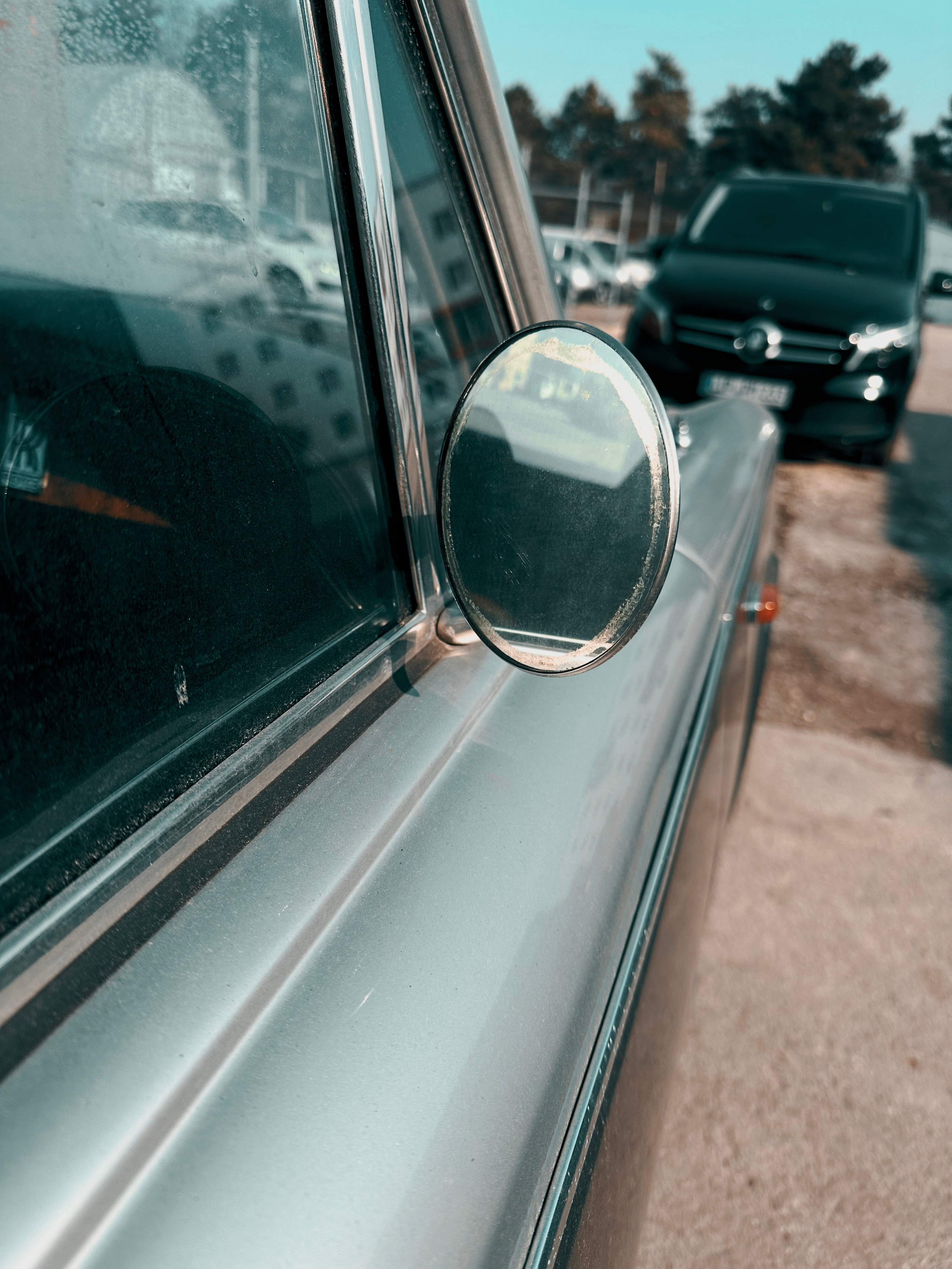 Роскошный интерьер Rolls-Royce Silver Shadow с кожаными сиденьями Connolly и деревянными панелями.