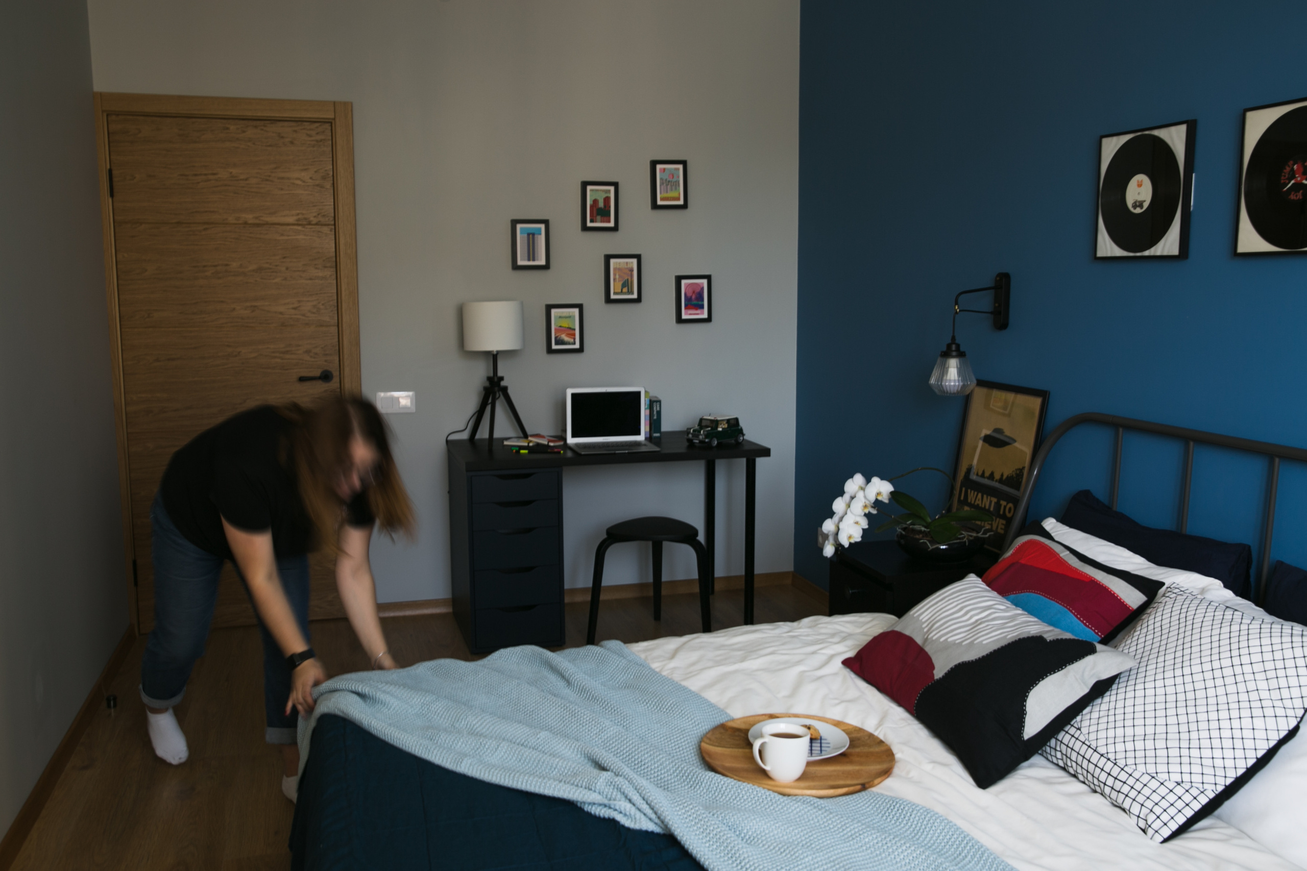 Яркие картины на стенах, добавляющие красок и стиля интерьеру.