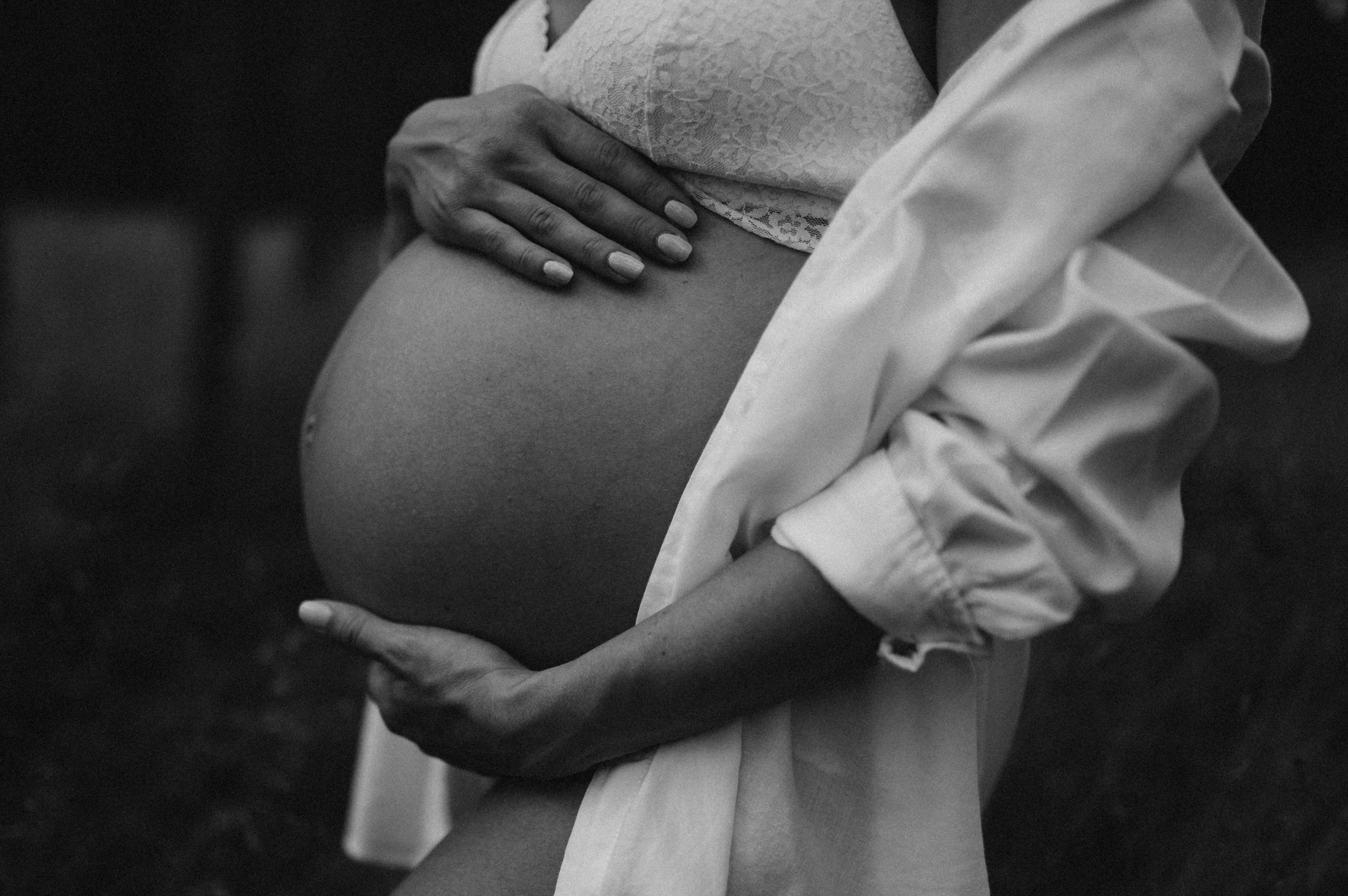 Outdoor Babybauchfotografie in Neuendettelsau – werdende Mama im Sonnenuntergang