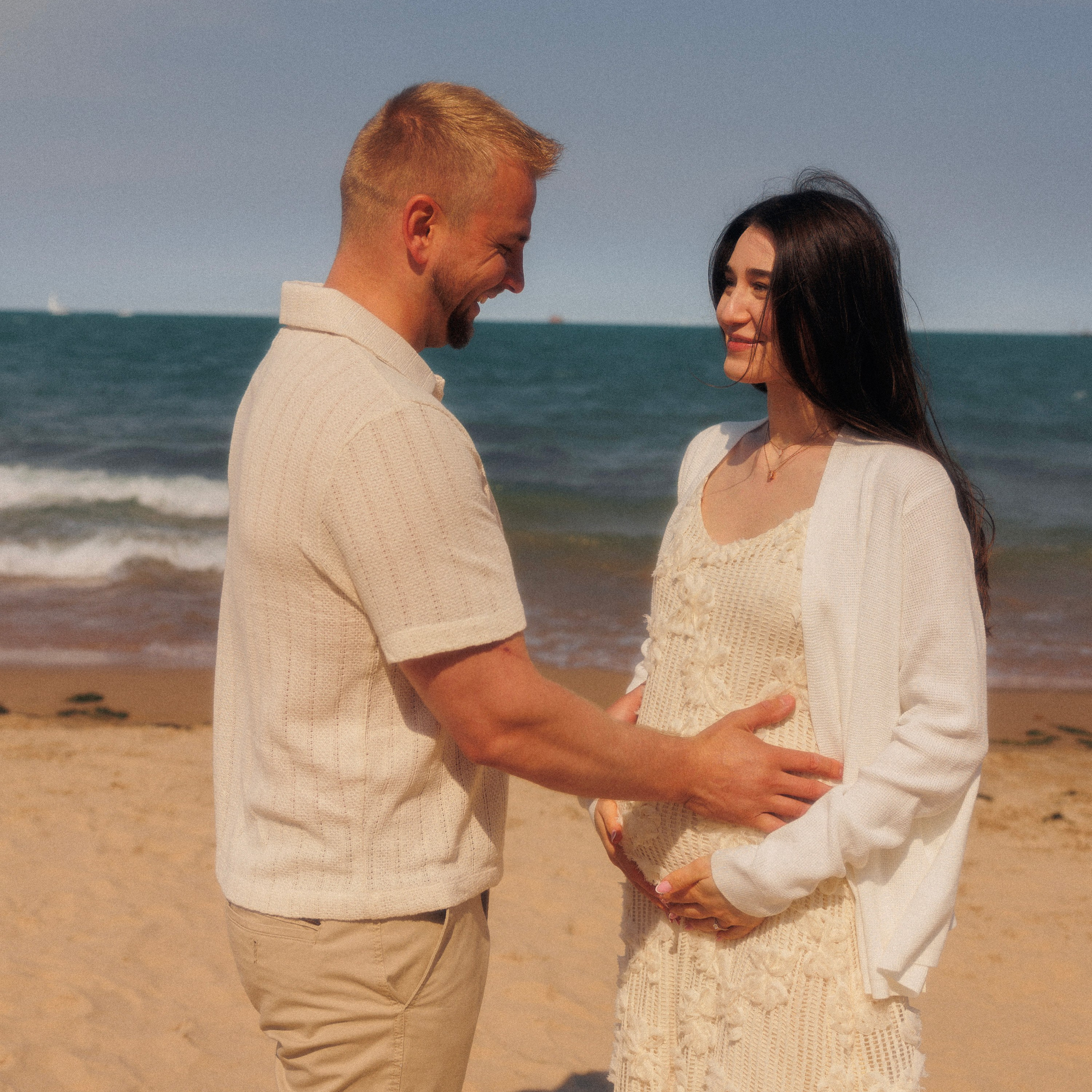 Maternity photography filled with softness and anticipation – capturing the quiet beauty of becoming a mother