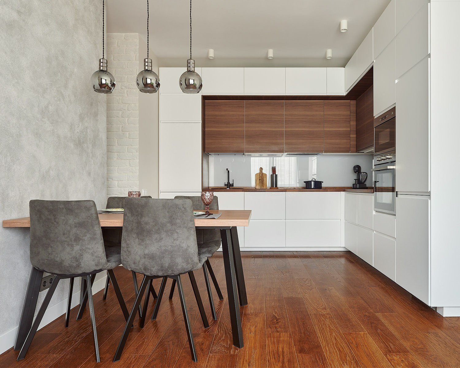 Interieurfotografie Wien – Moderne Küche mit Holzboden und Essbereich.