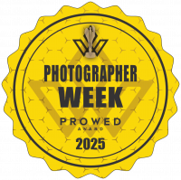 "Wedding Week" ღონისძიების სამკერდე ნიშანი ან ლოგო, რომელიც ხაზს უსვამს ჩართულობას ქართული საქორწილო ფოტოგრაფიის ღონისძიებებში.