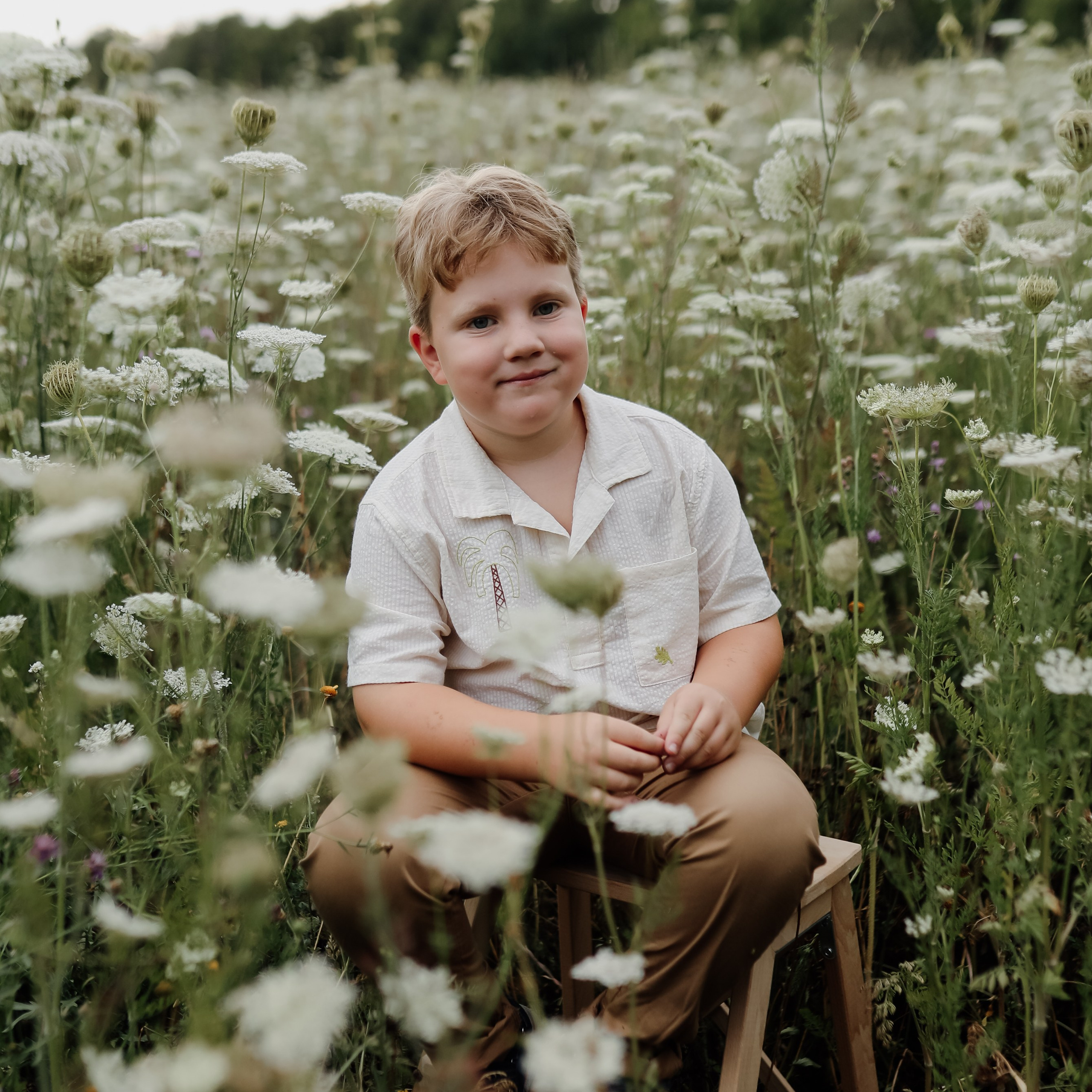 Kindergartenfotografie draußen in Speyer – Kind im Garten der Kita