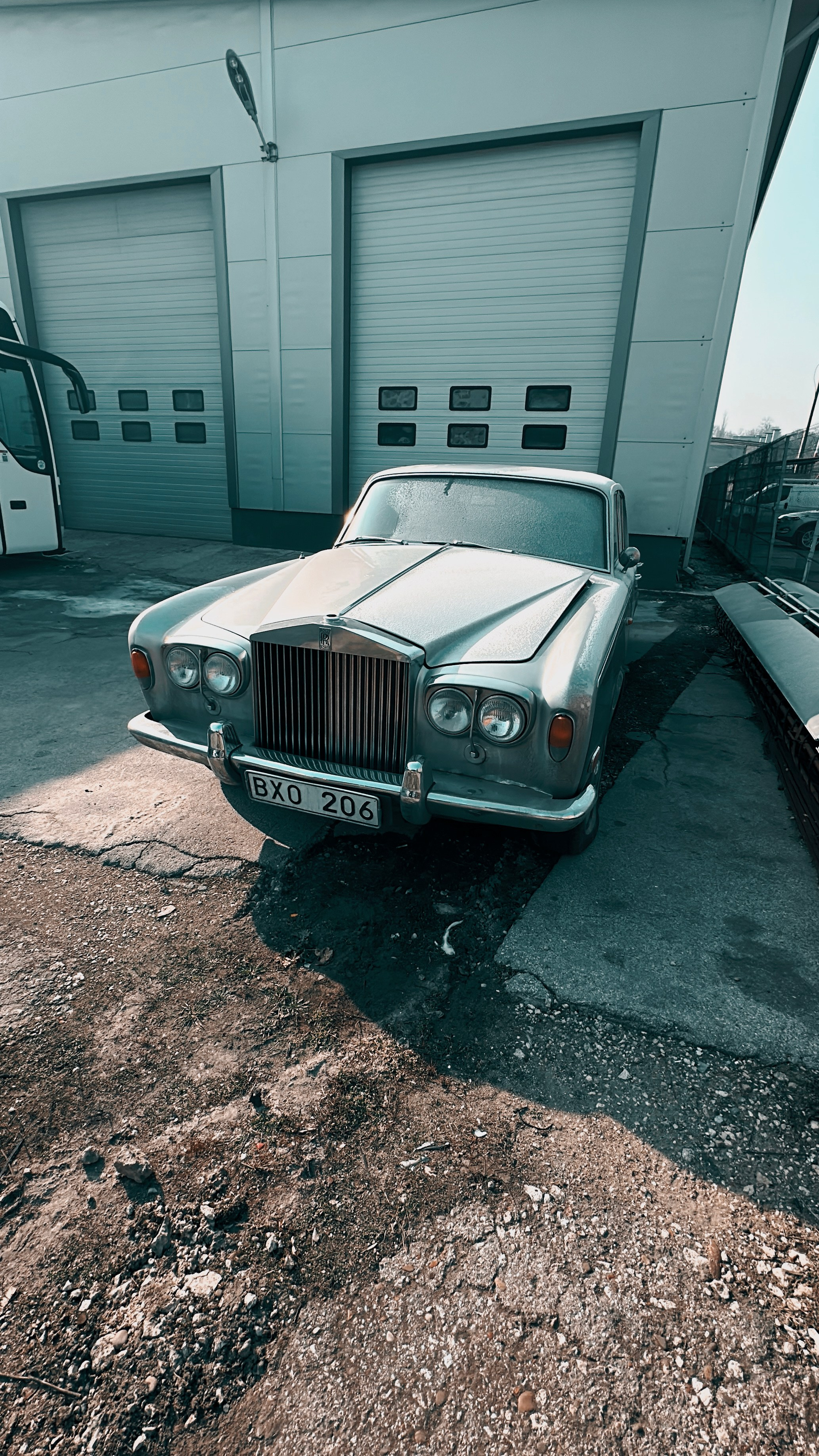 Гидропневматическая подвеска Rolls-Royce Silver Shadow, обеспечивающая плавность хода.