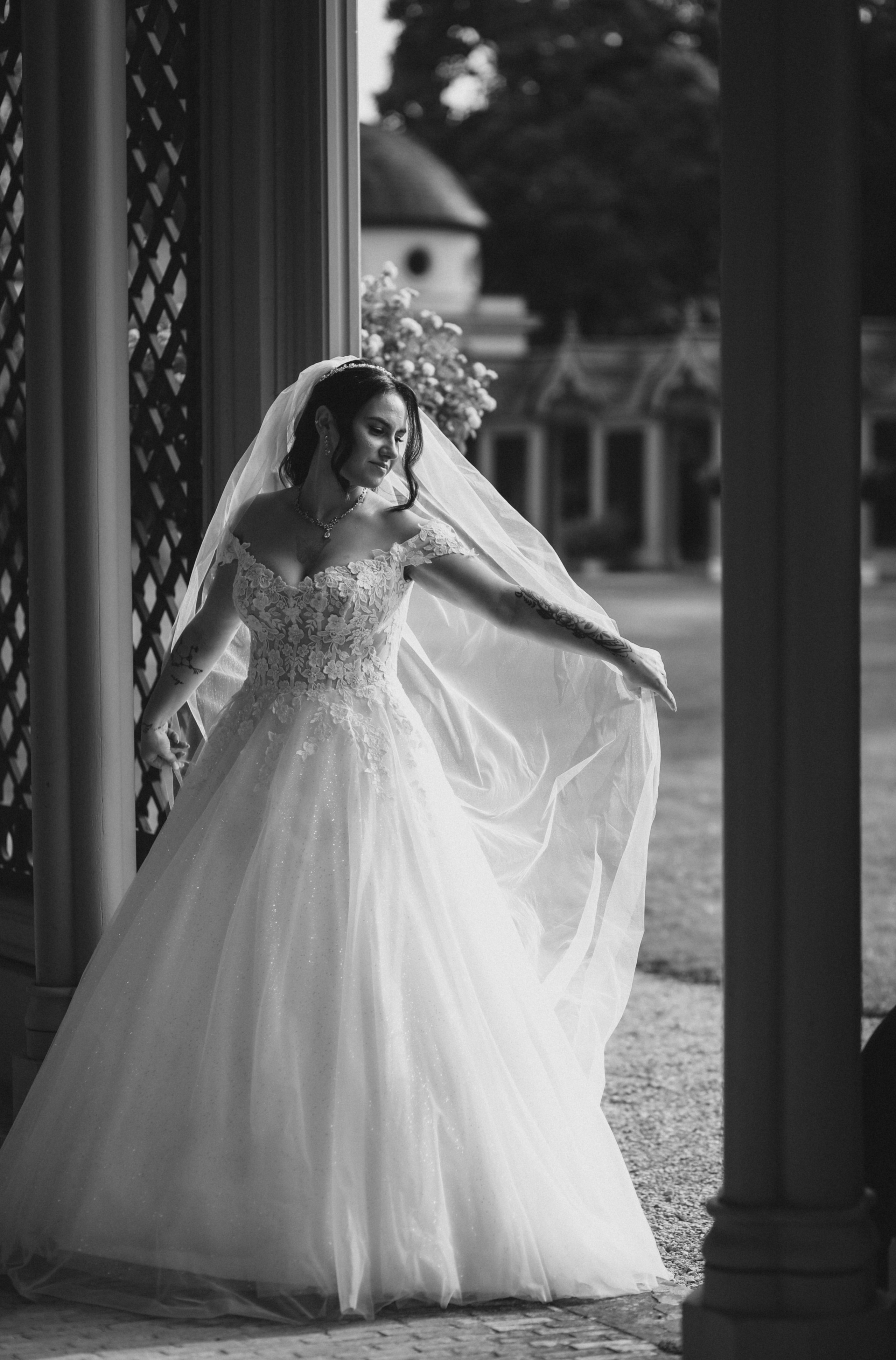 „Sanftes Abendlicht über Hochzeitspaar und Landschaft – Fine Art Wedding“. “Soft evening light over wedding couple and landscape – fine art wedding”
