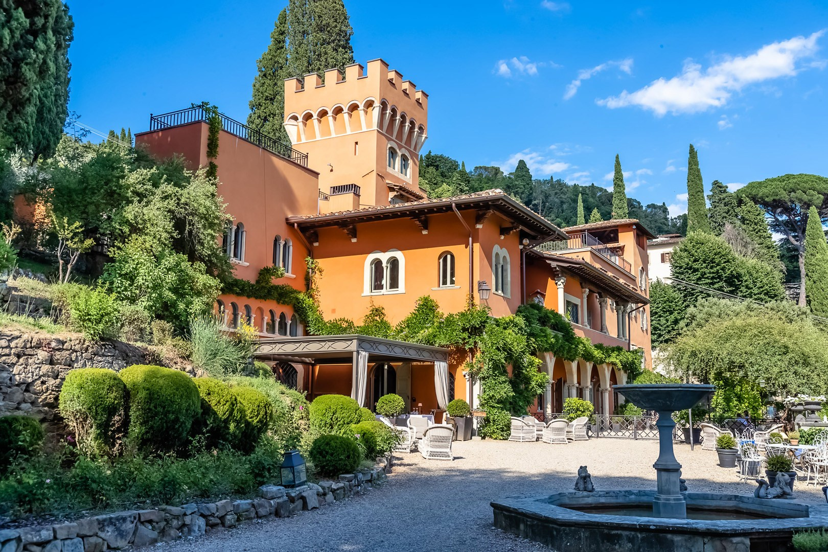 Intimate elopement at Villa Le Fontanelle