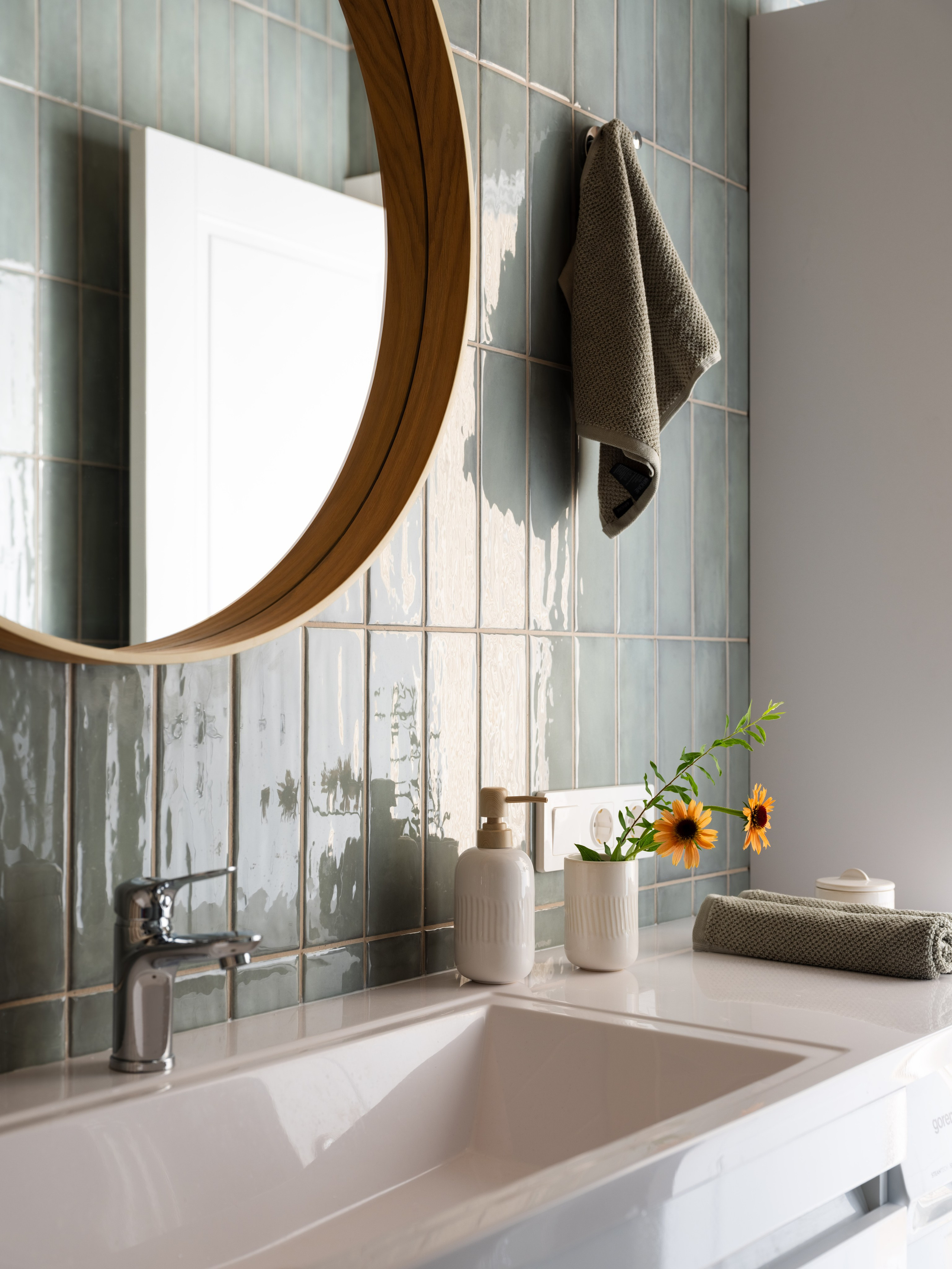 Интерьер ванной комнаты с терракотовой плиткой на полу и круглым зеркалом аналог Стокгольм