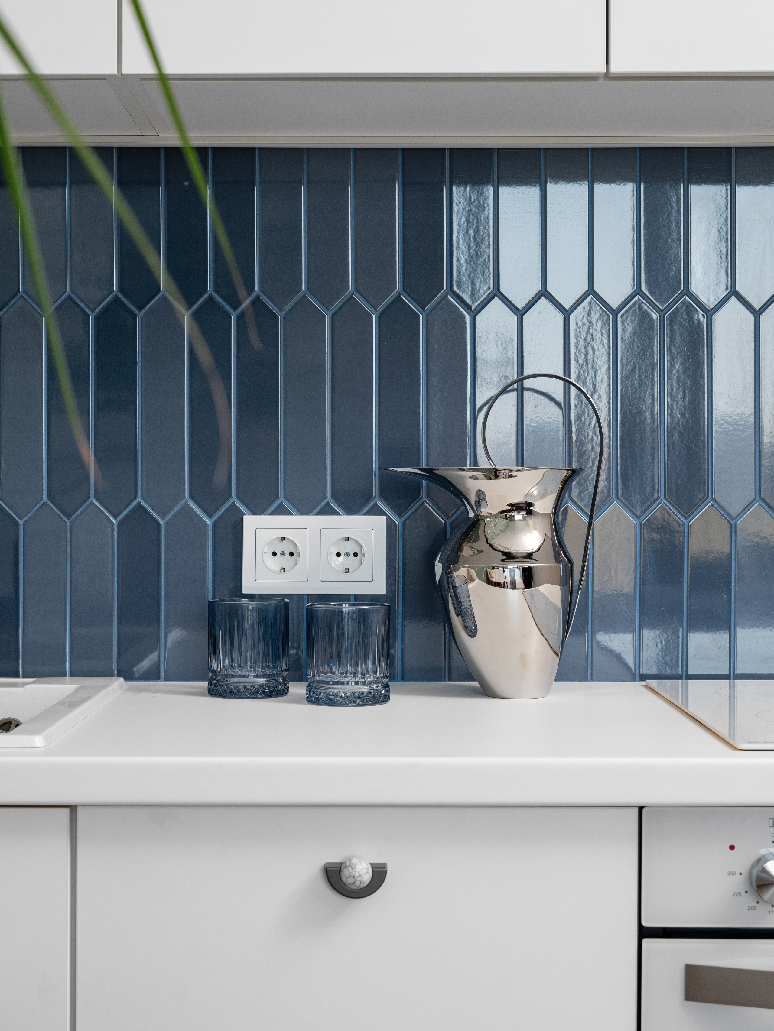 Яркая кухонная плитка с оригинальным дизайном.