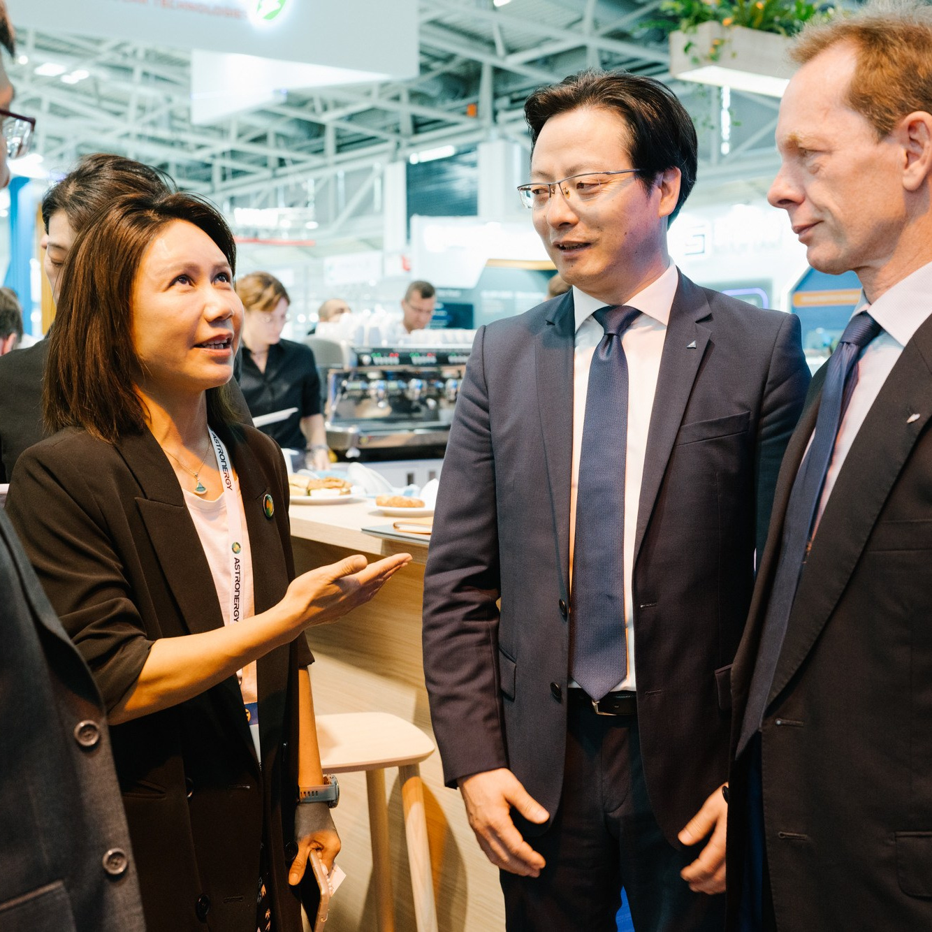 Lächelnde Frau in schwarzem Outfit beim Barre