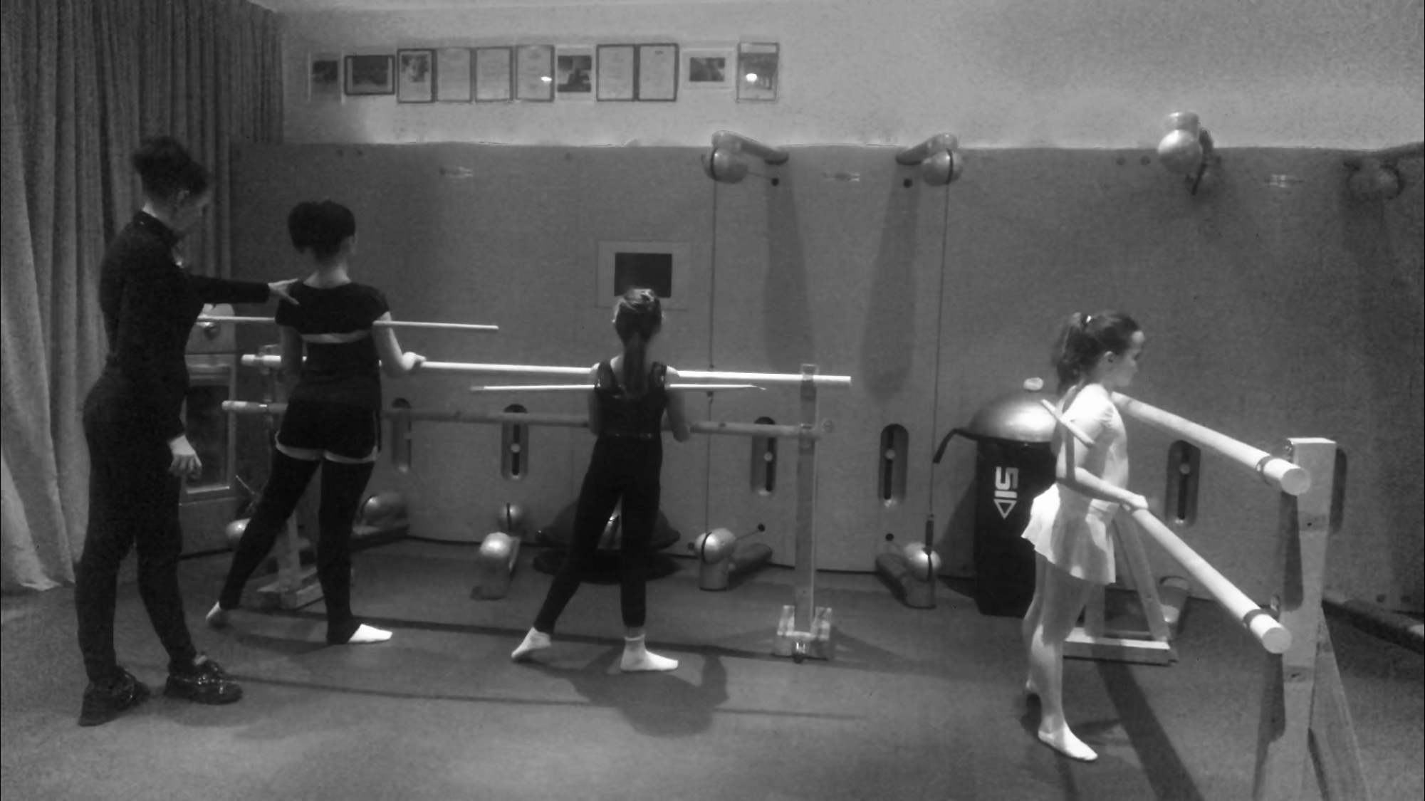 Le maître de danse, professeur des danses, Les leçons le ballet classique, stretching, L'école des danses Luxembourg, Luxemburg, danse orientale, danse classique, danse populaire, les fondements du ballet, la mise en scène du châssis pour la danse. 