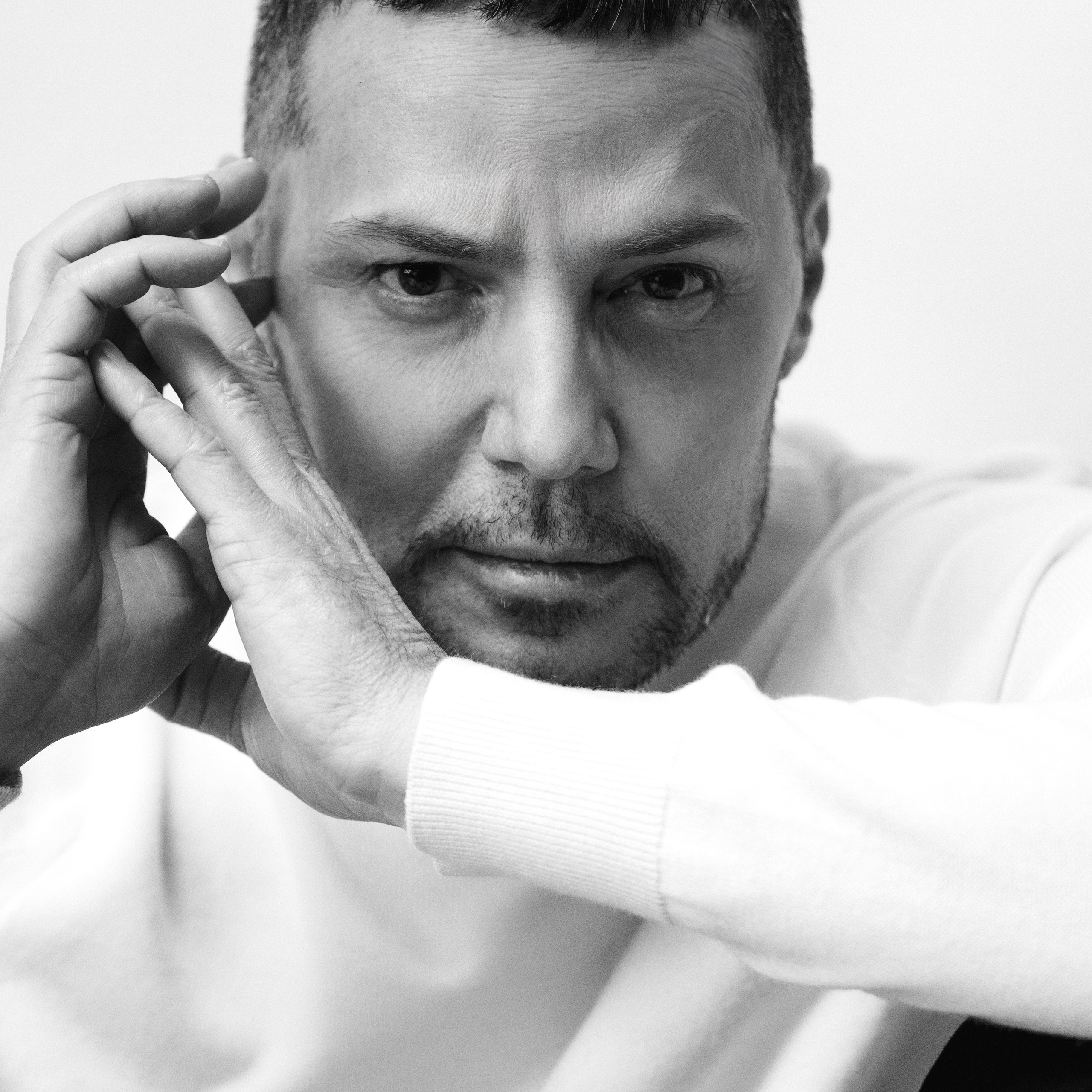 Минималистичный мужской бизнес-портрет в стиле Armani