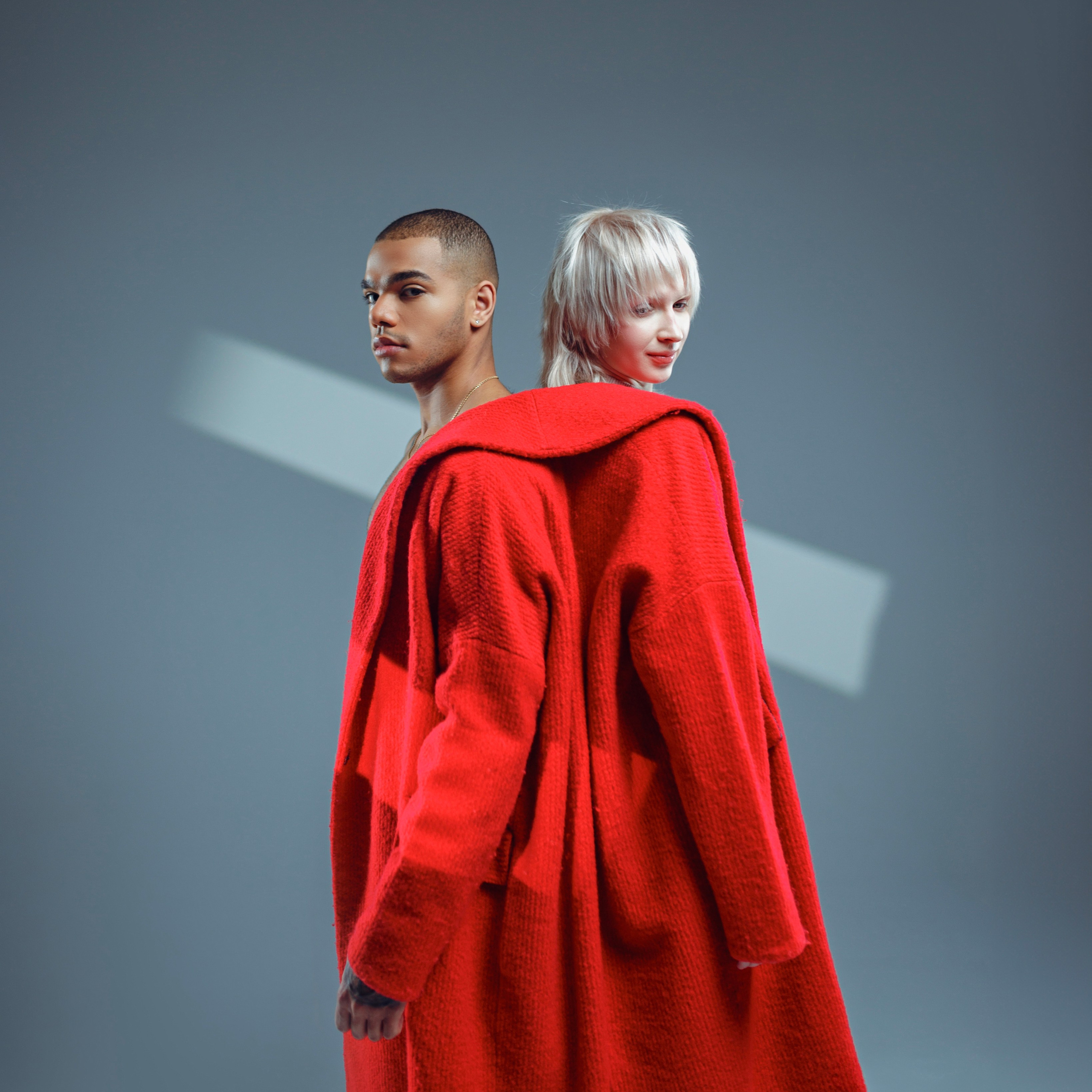 Пара в красном пальто