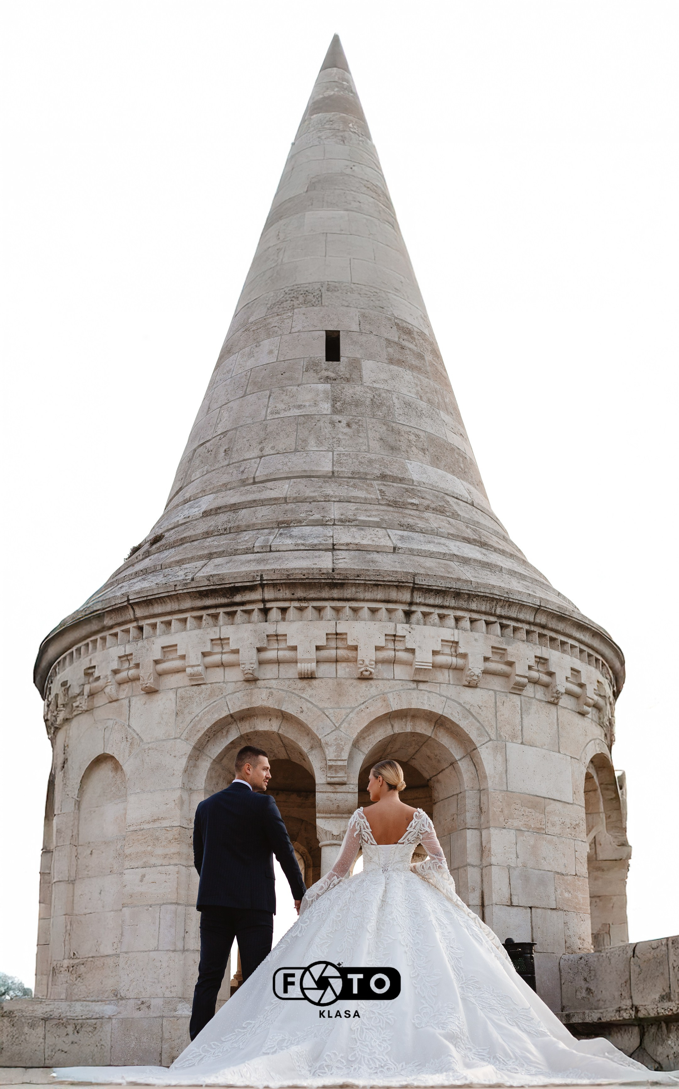 Mladenci ispred kamene kule na otvorenom - luksuzna fotografija venčanja Beograd i okolina
