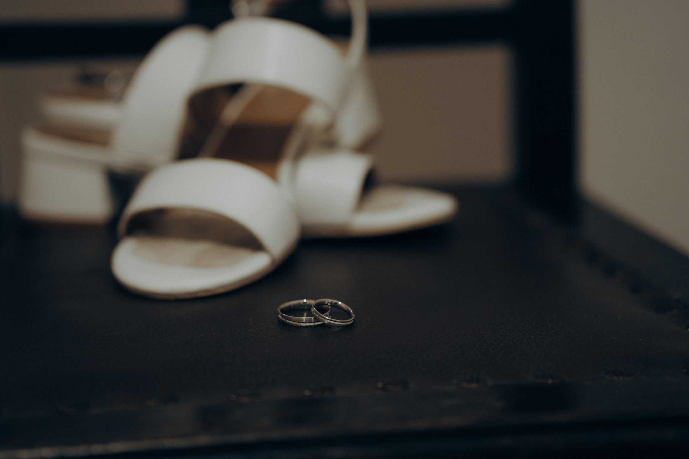 Hochzeitsfotografie in Dresden – Detailaufnahme von Eheringen und Brautschuhen beim Getting Ready