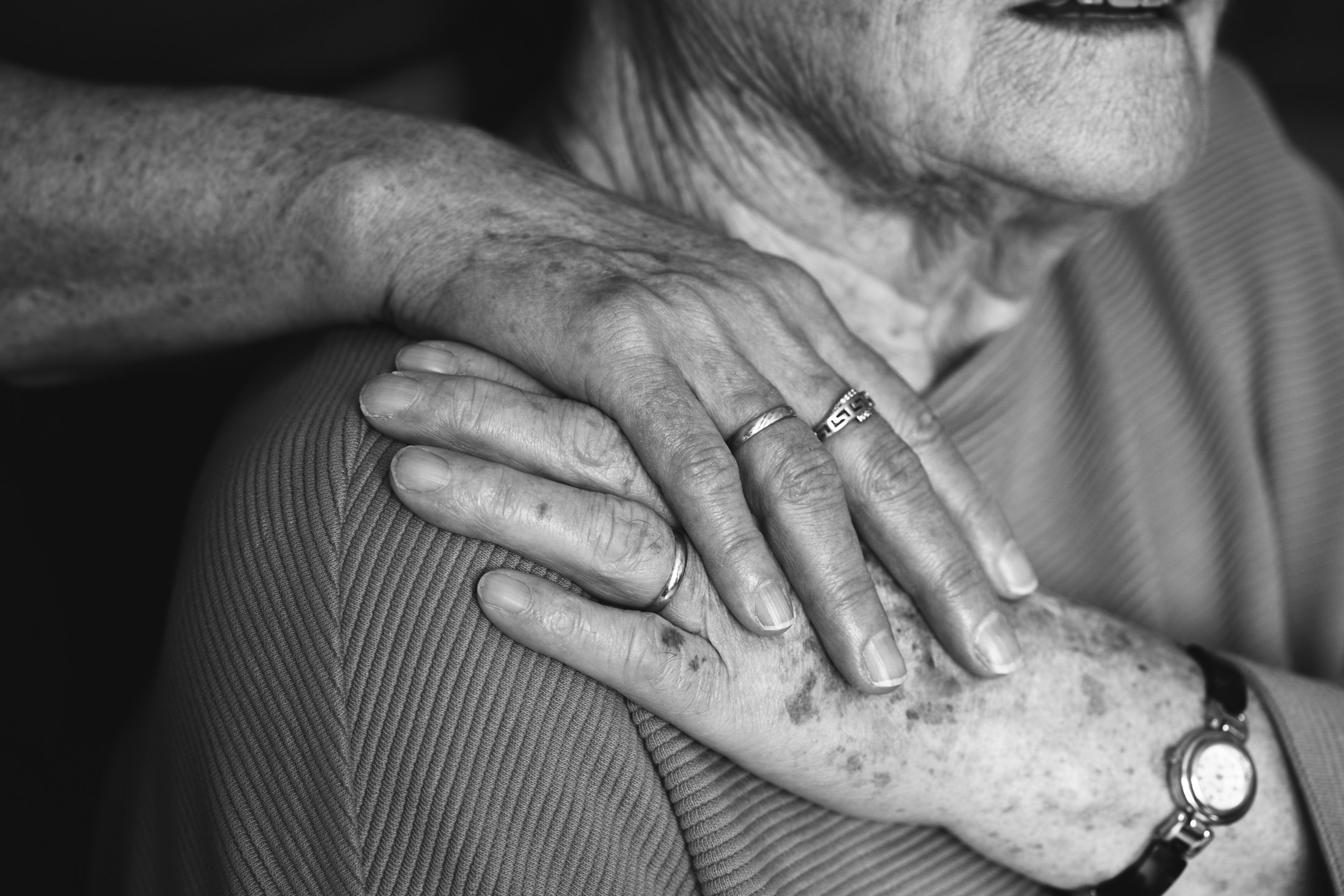 Руки бабушки и внука, чёрно-белое фото — тёплая семейная фотография, фотосессия поколений
