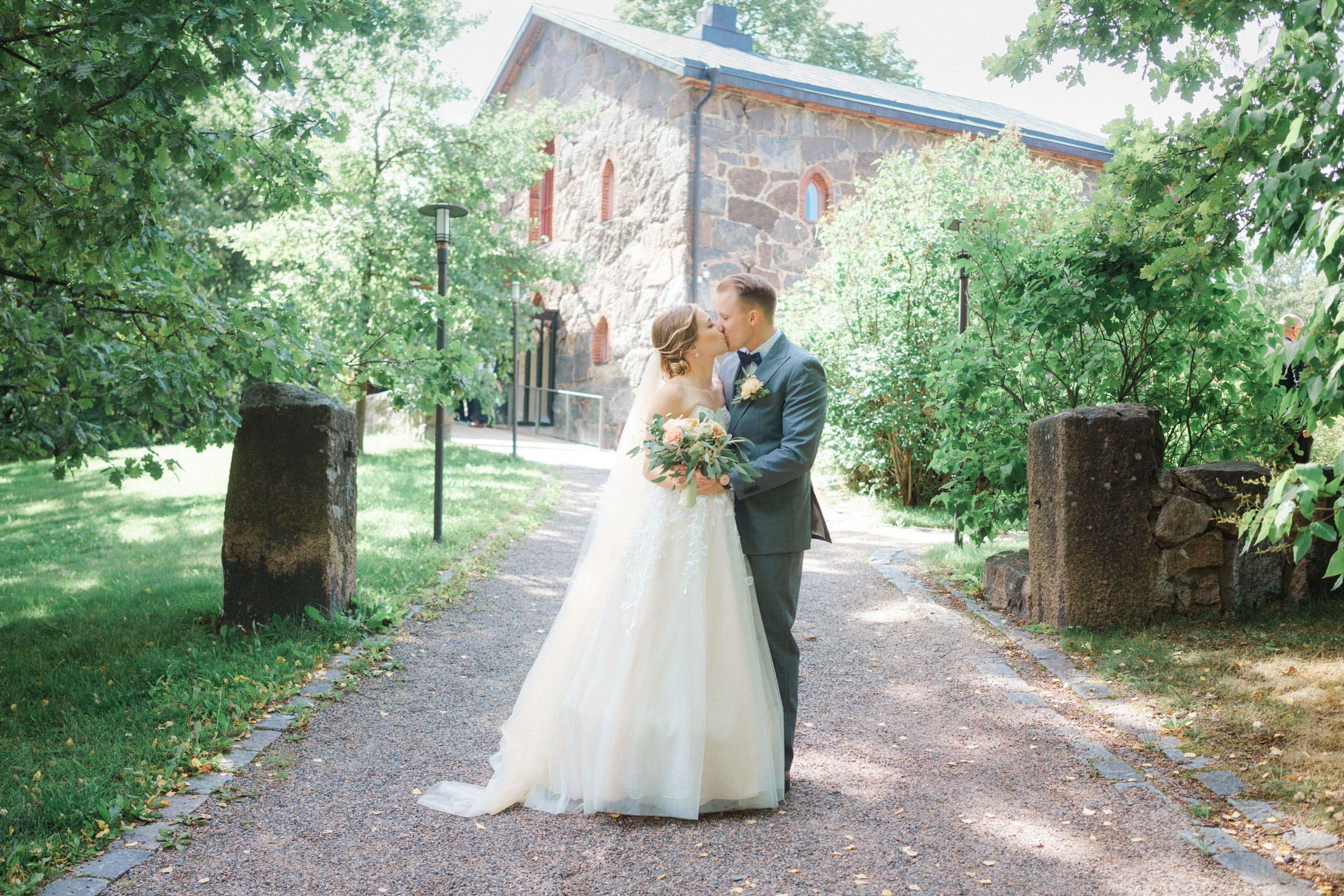 Hääparin valokuvaussessio ja vieraat