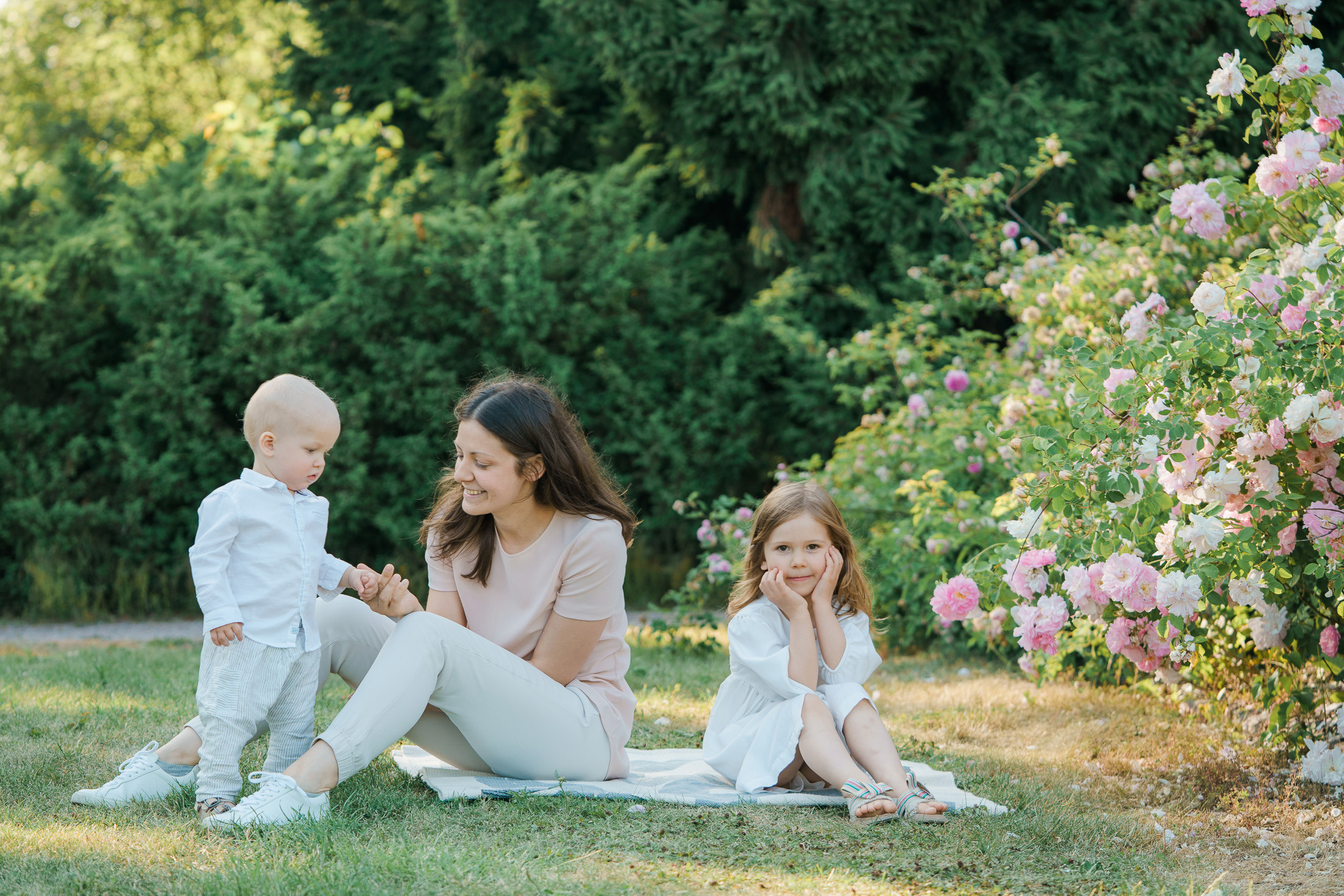 Lapsikuvaus Helsingissä, ruusutarhassa