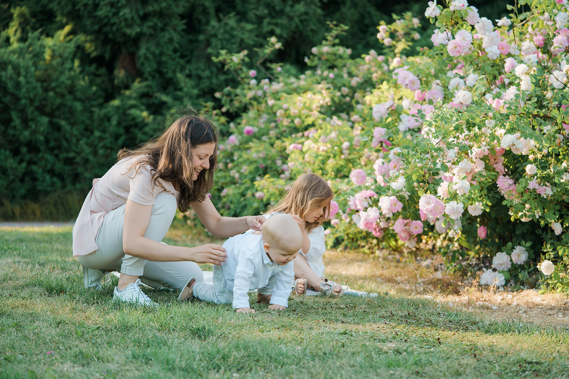 Lapsikuvaus Helsingissä, ruusutarhassa