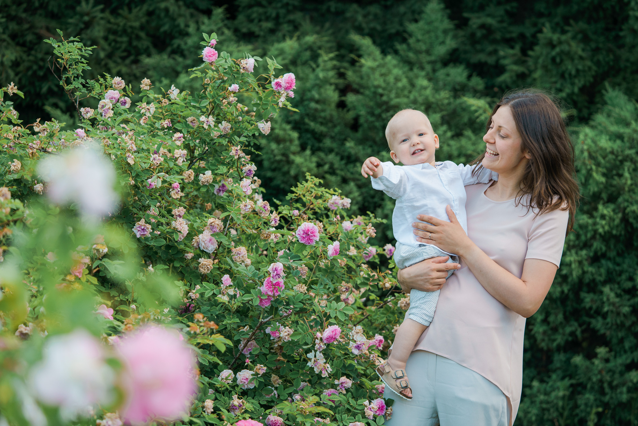 Lapsikuvaus Helsingissä, ruusutarhassa