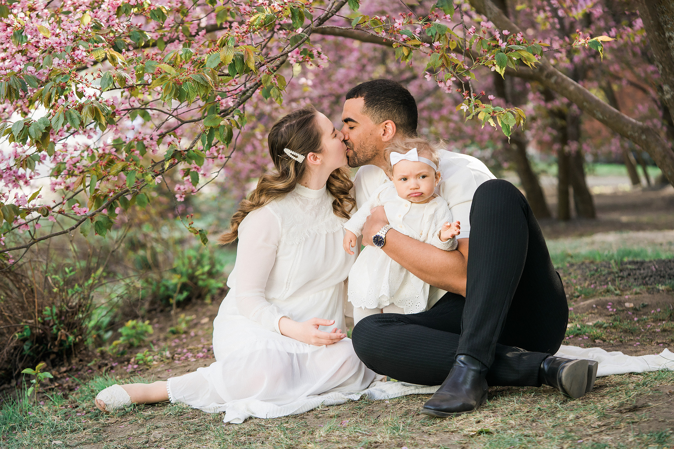 Perhekuvaus kirsikkapuistossa