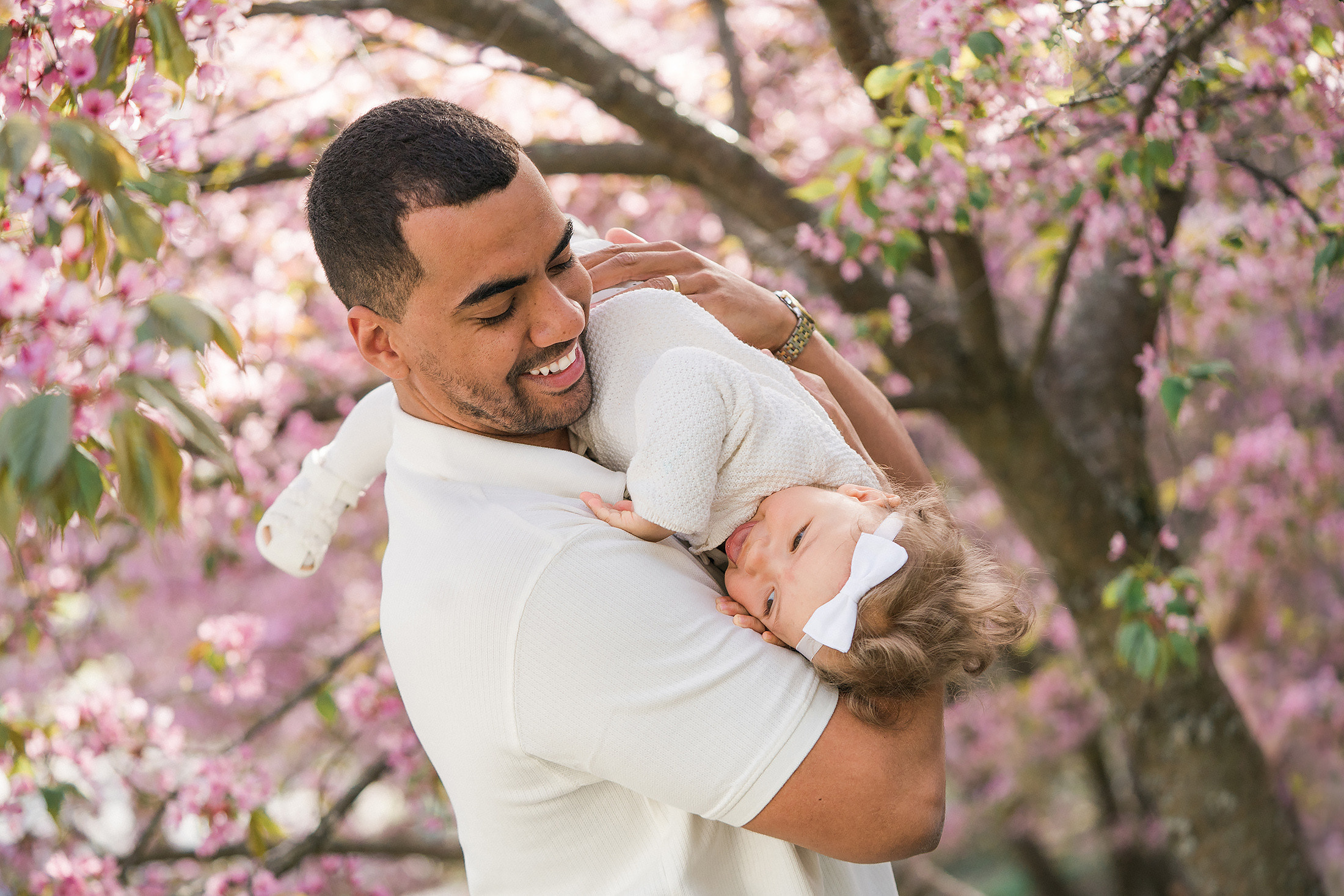 Perhekuvaus kirsikkapuistossa