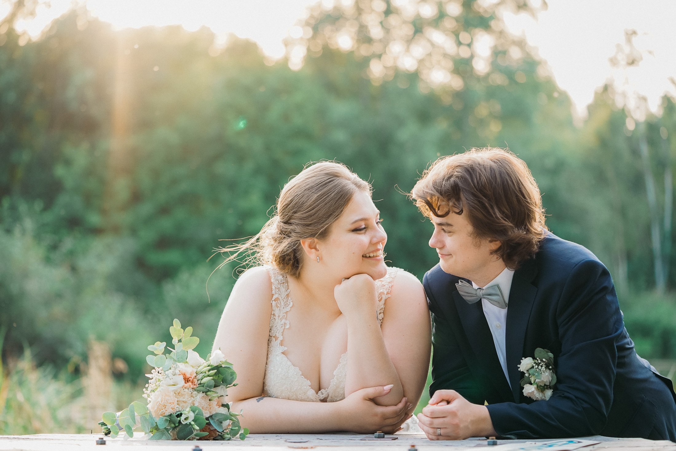 Hääparin valokuvaussessio ja vieraat