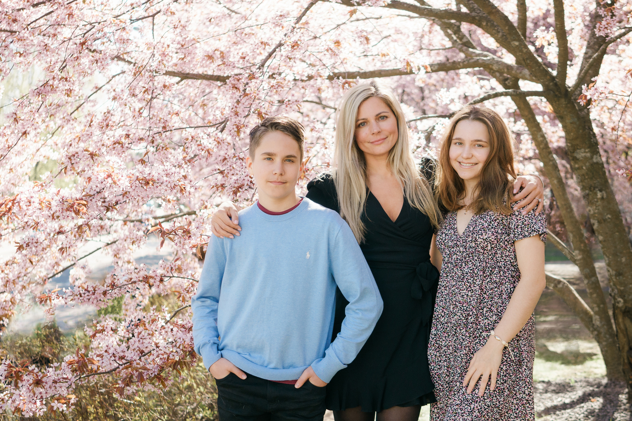 Perhekuvaus kirsikkapuistossa, perhekuvaus Helsinki