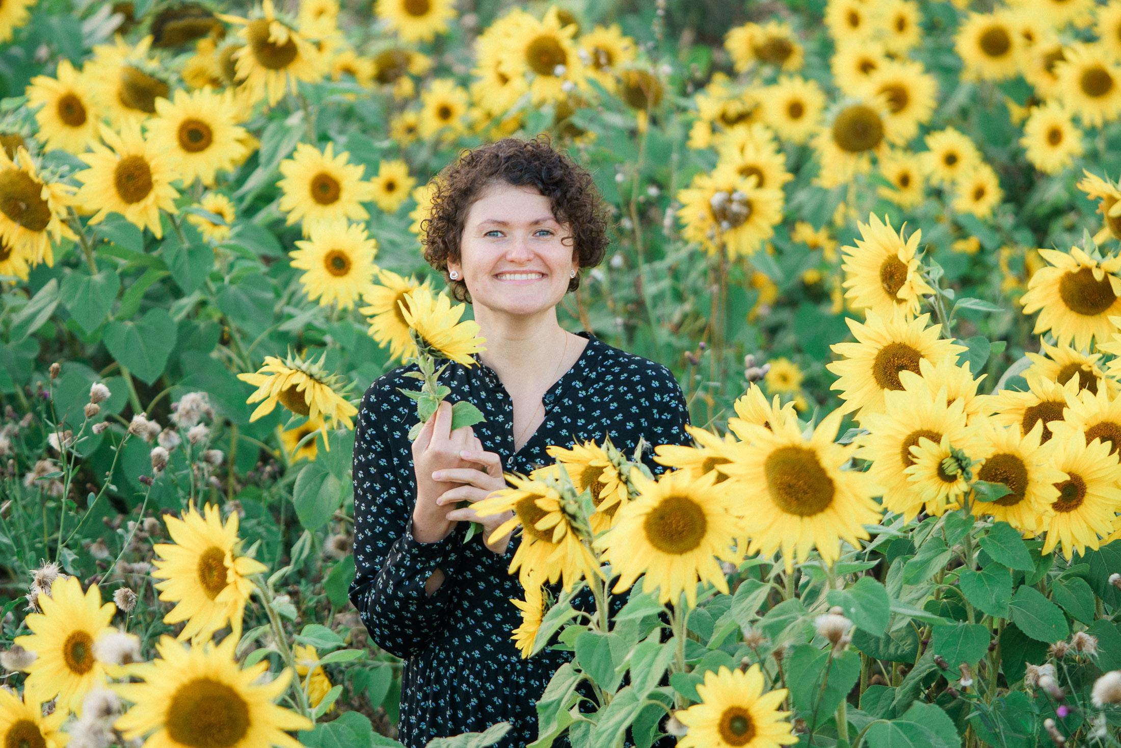 potrettikuvaus Helsinki, kaunis nainen auringonkukkapellolla