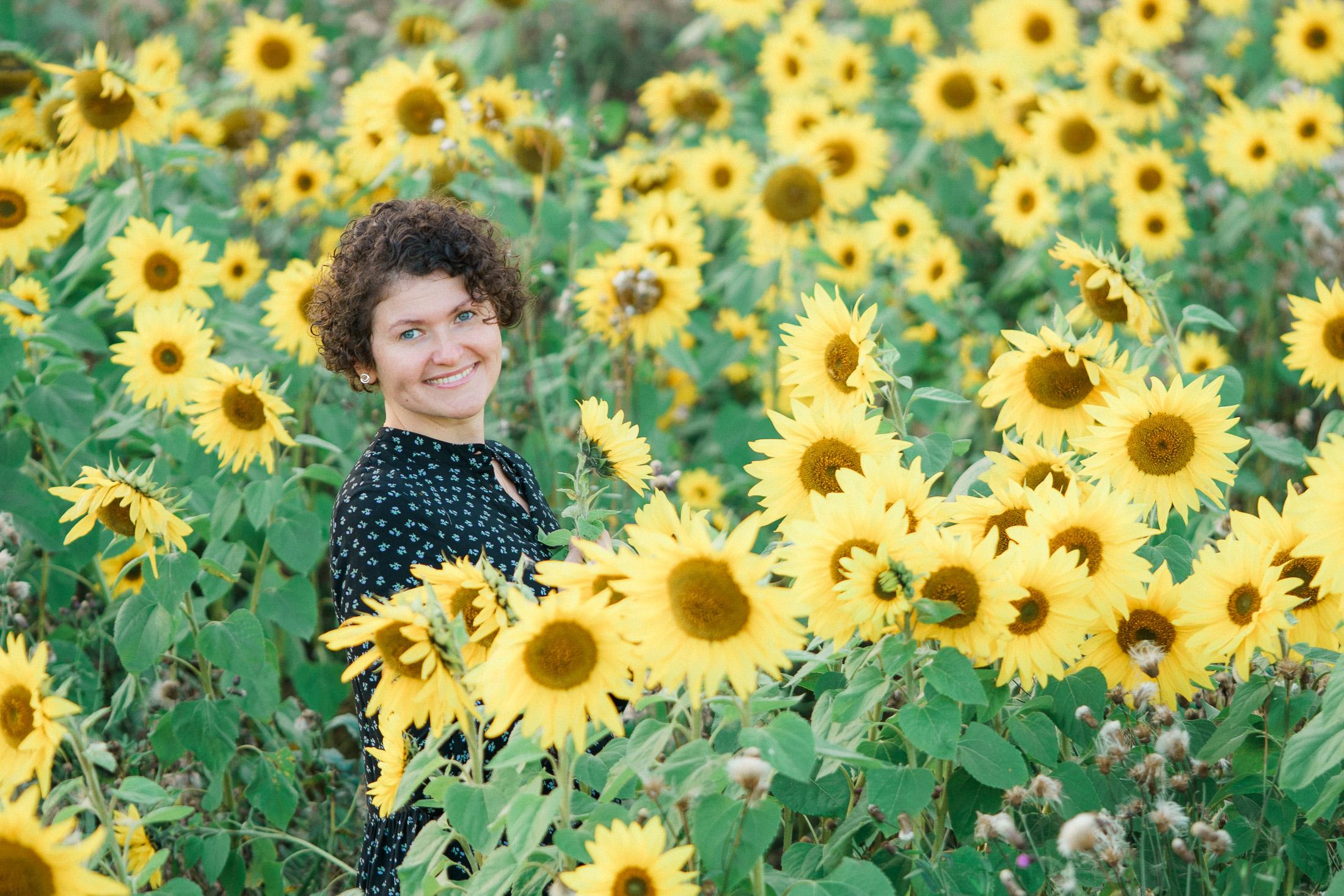 Potrettikuvaus auringonkukkapellolla Helsingissä