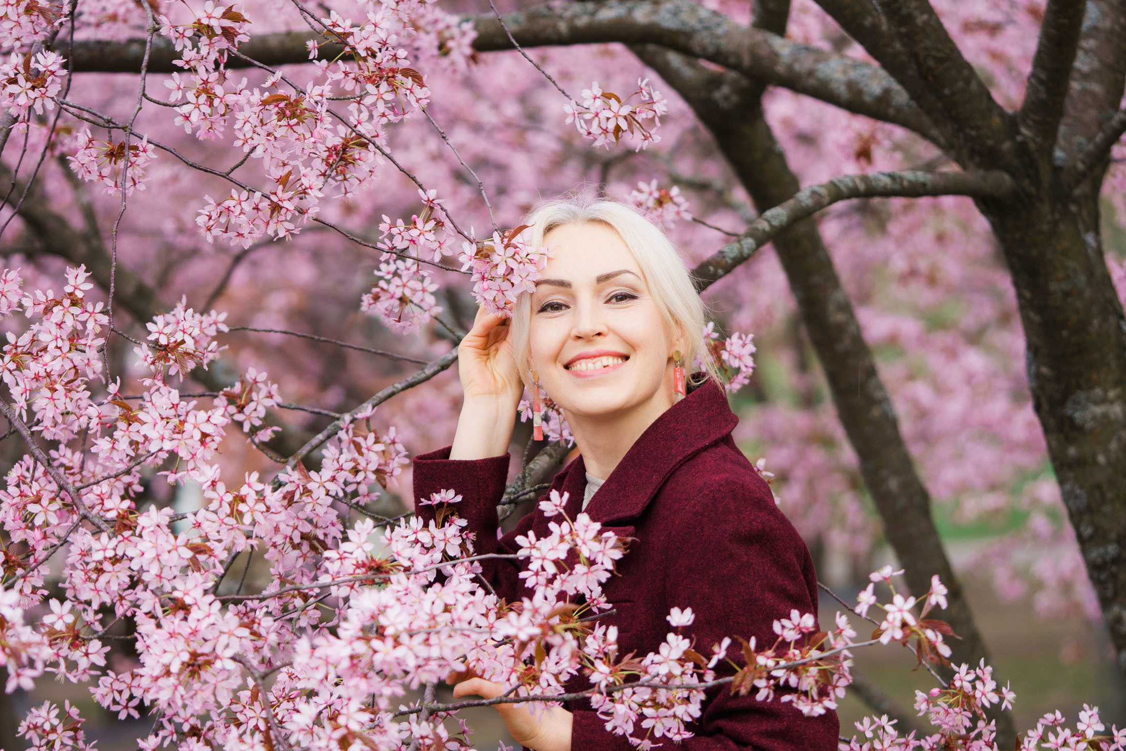 Muotokuvaus kirsikkapuistossa