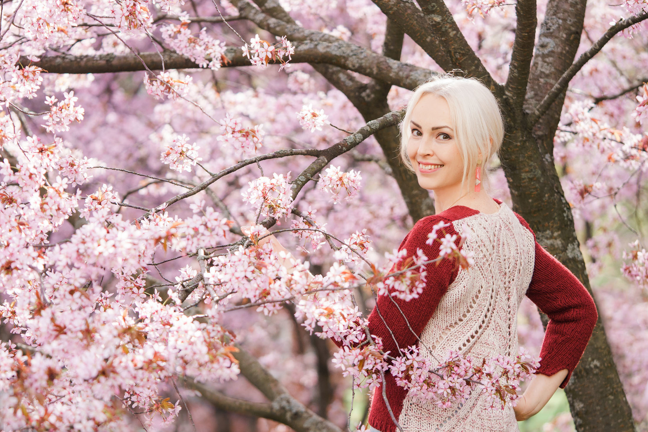 Muotokuvaus kirsikkapuistossa