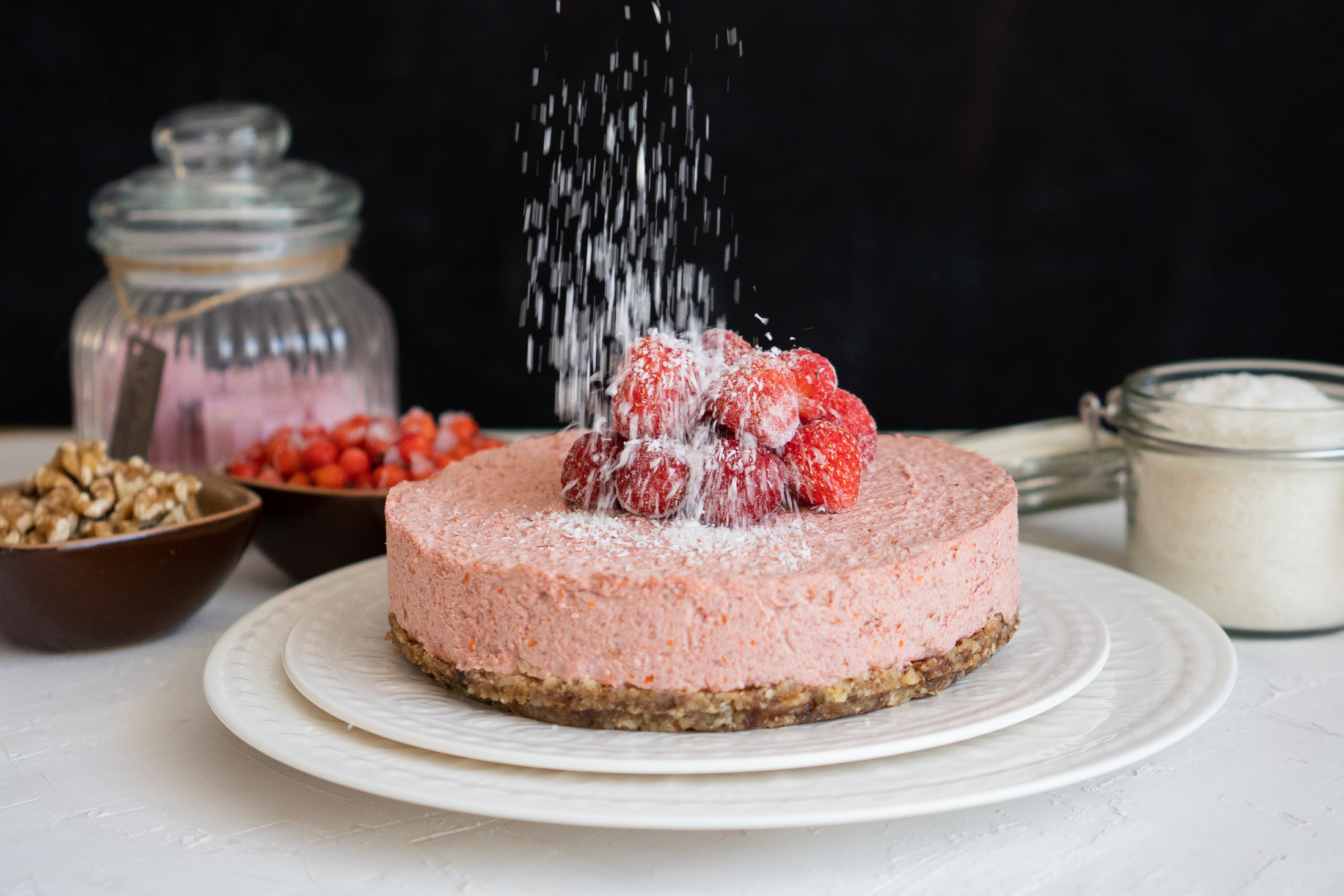 Vegaaninen sokeriton raaka mansikkakakku, resepti