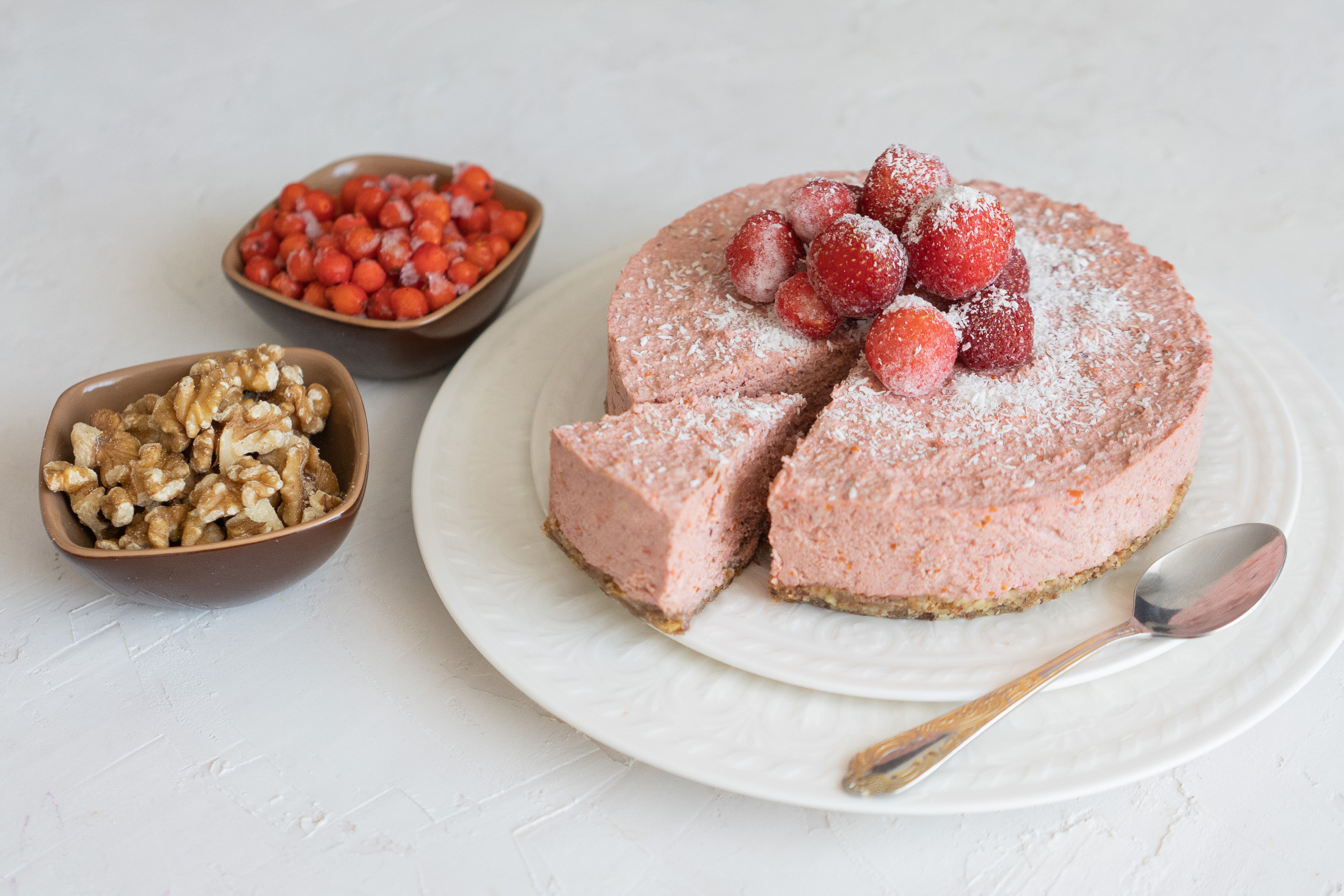 Vegaaninen sokeriton raaka mansikkakakku, resepti