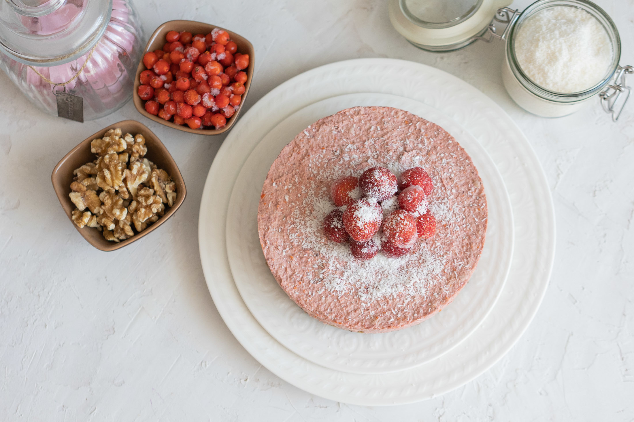 Vegaaninen sokeriton raaka mansikkakakku, resepti