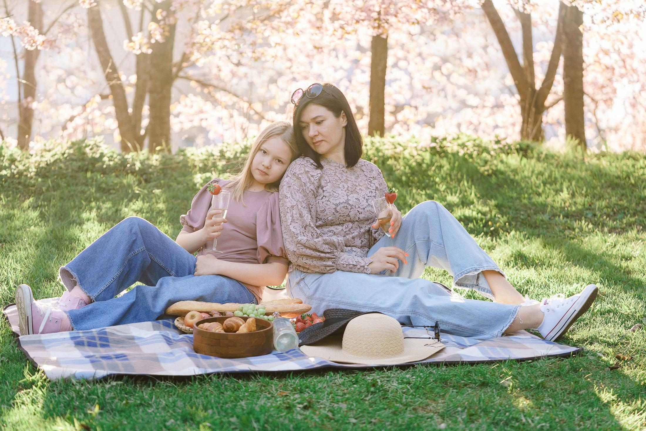 Aiti- lapsikuvaus kirsikkapuistossa