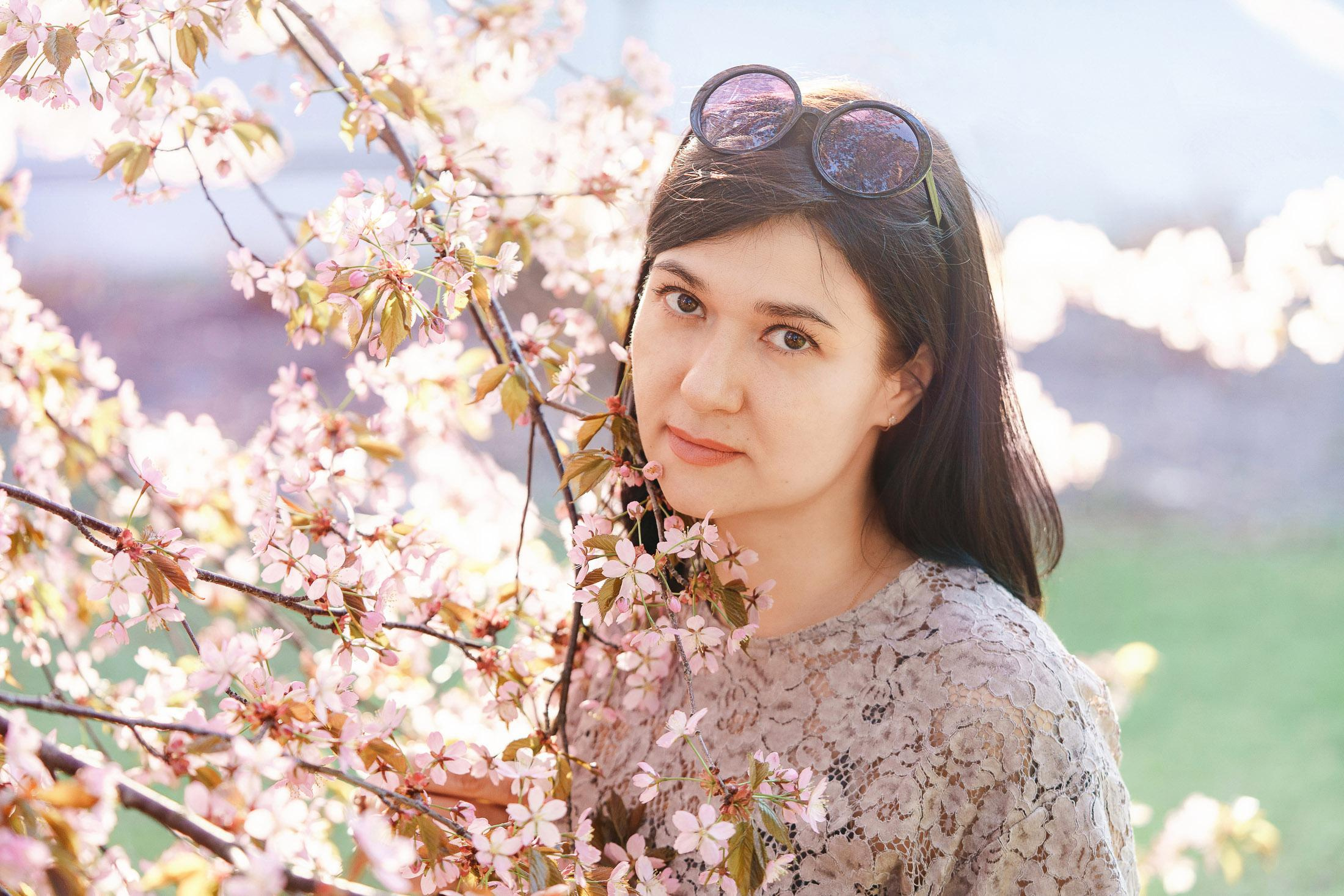 Aiti- lapsikuvaus kirsikkapuistossa