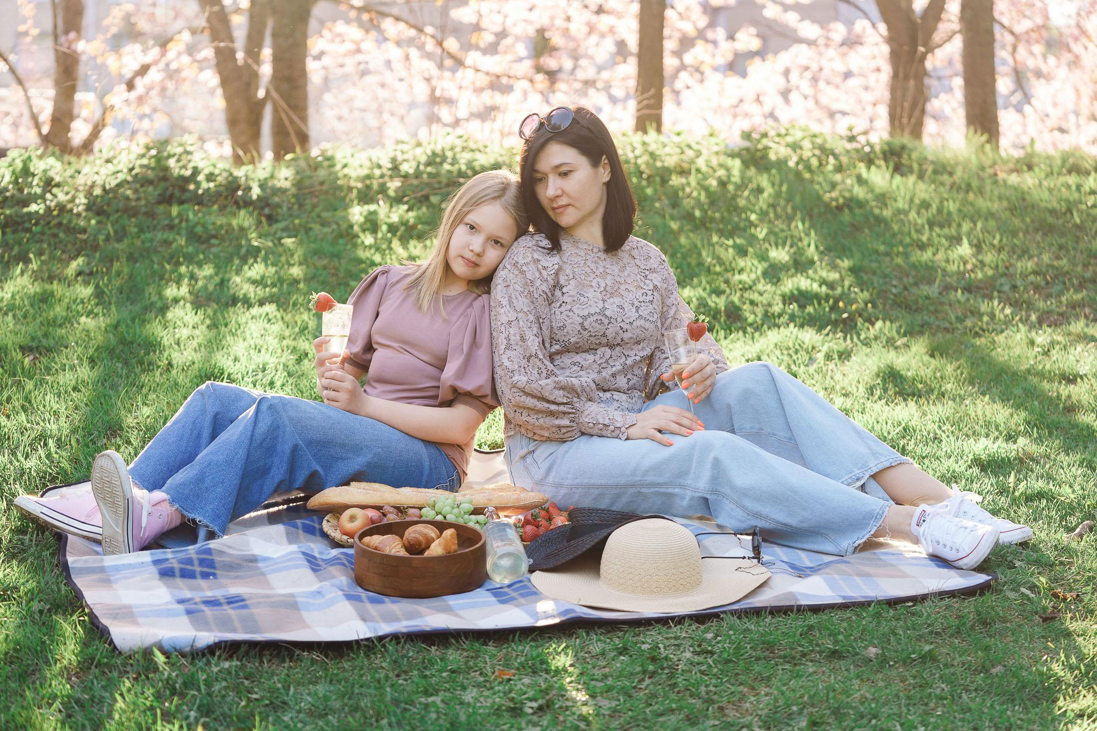 Aiti- lapsikuvaus kirsikkapuistossa