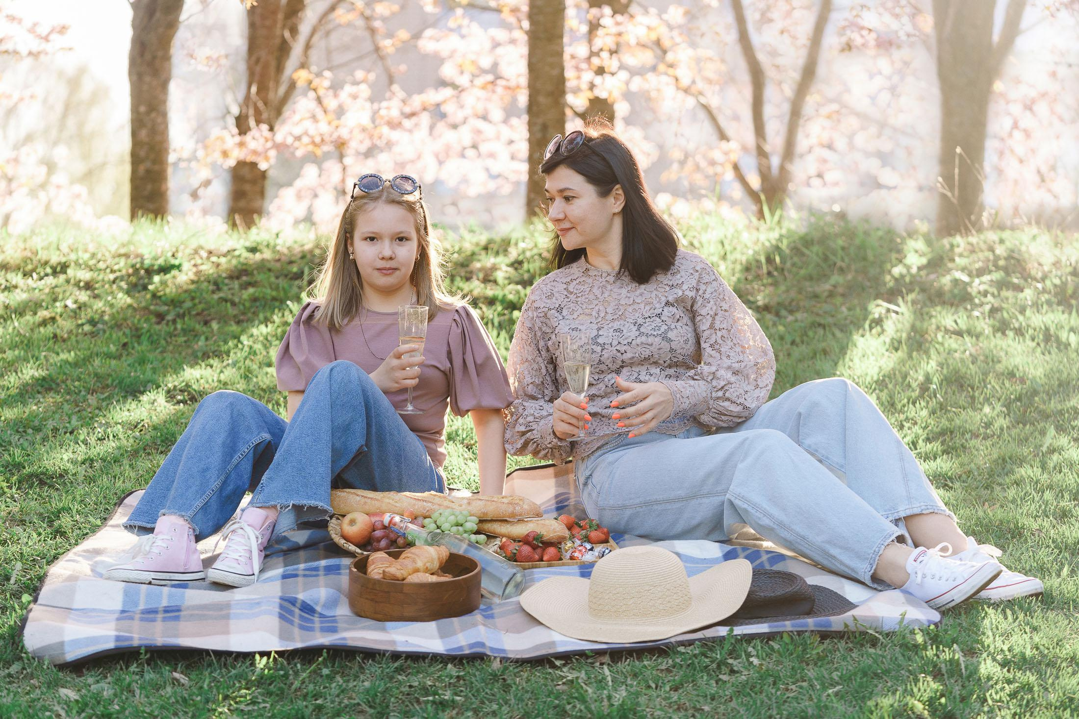 Aiti- lapsikuvaus kirsikkapuistossa