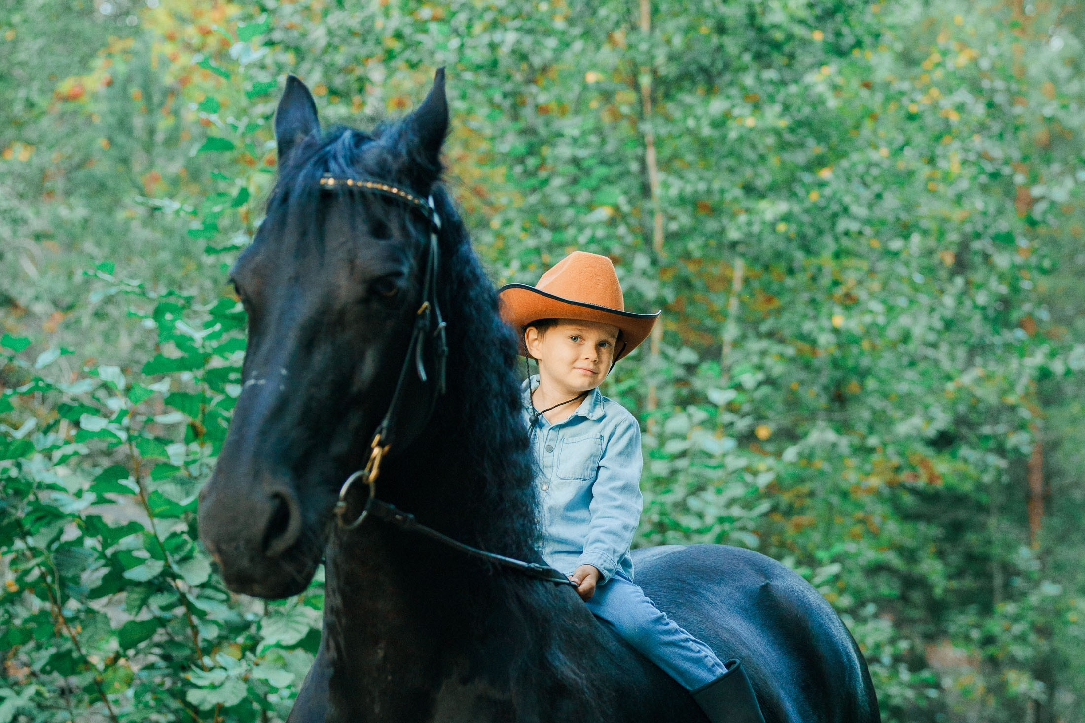 Lapsikuvaus hevosen kanssa