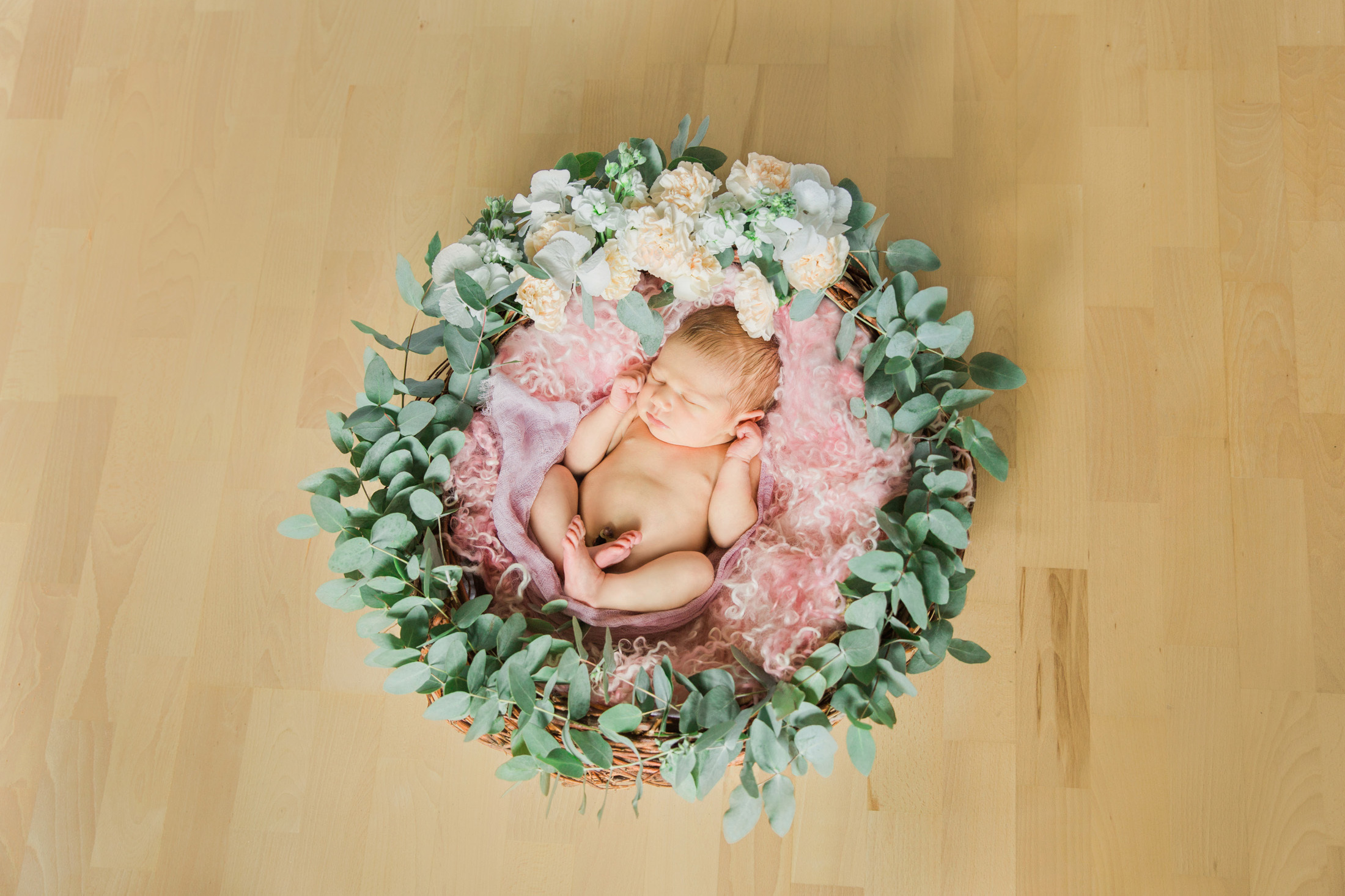 Newborn floral session | newborn photographer Espoo