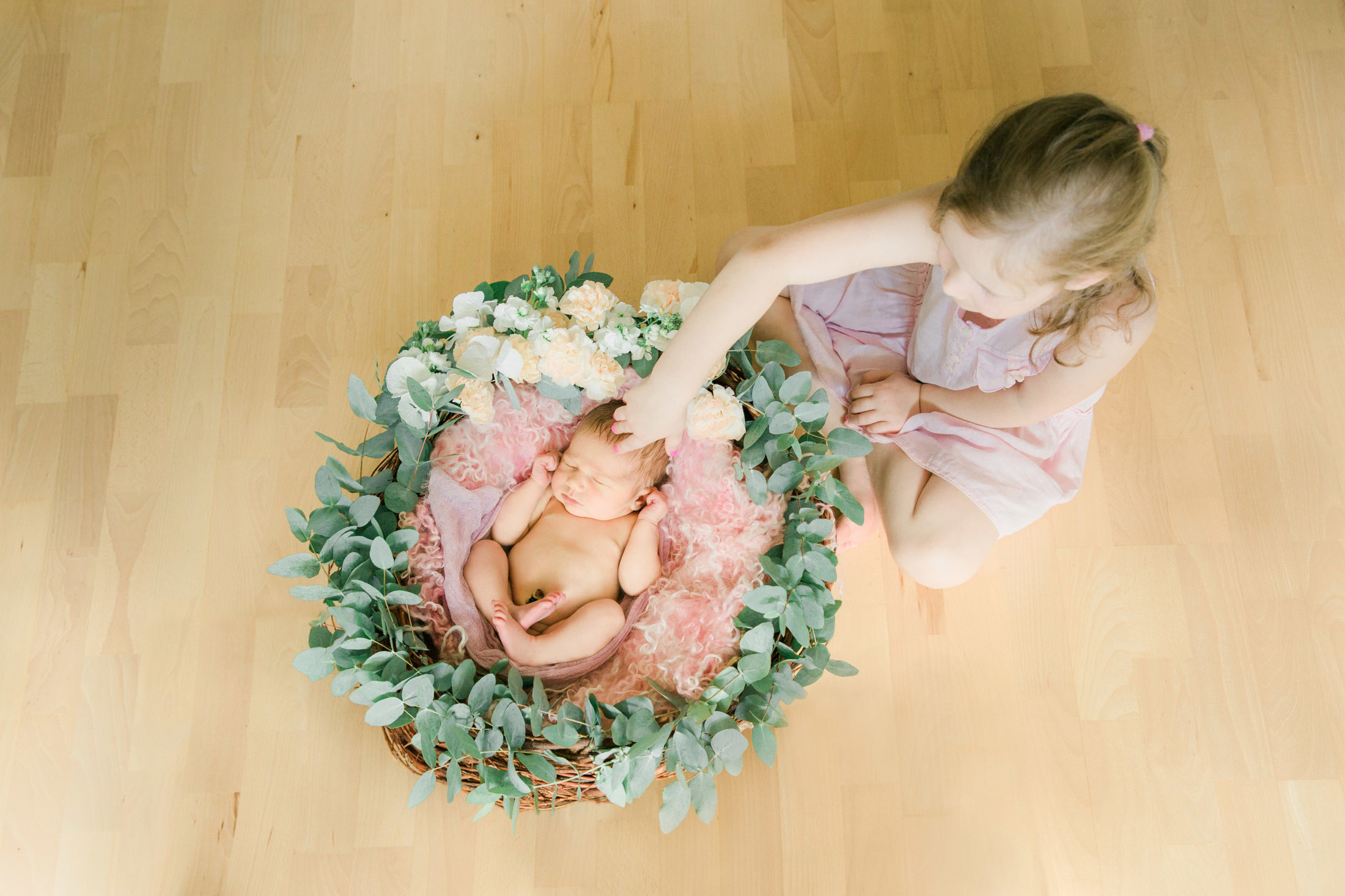 Newborn floral session | newborn photographer Espoo