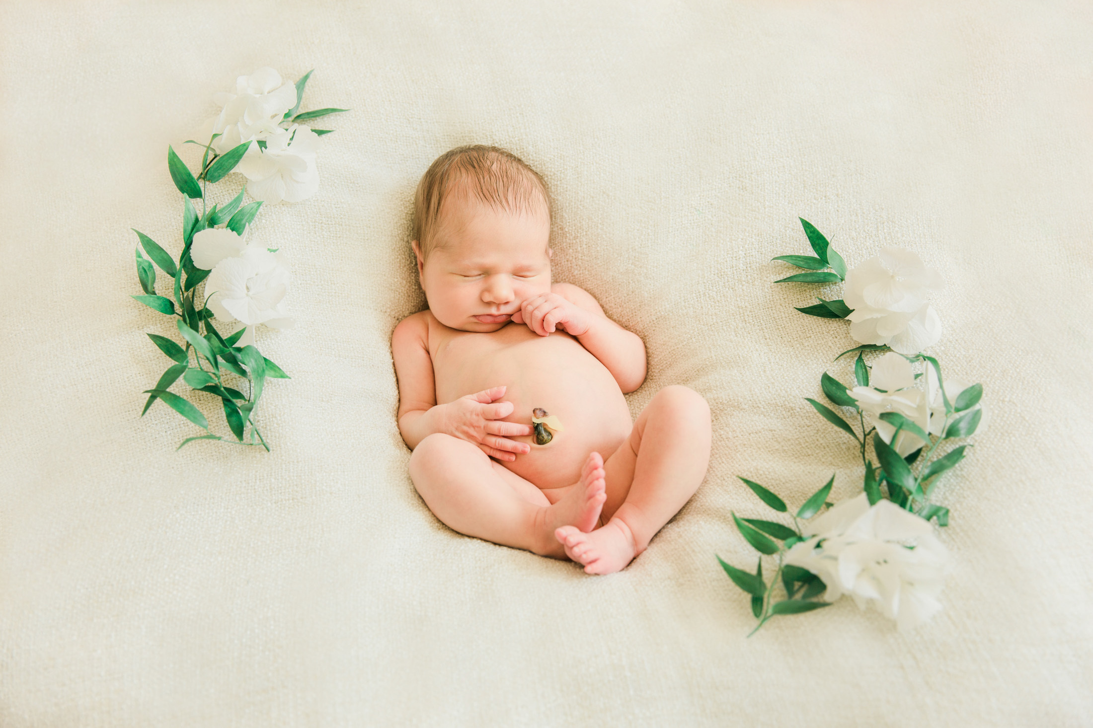 Newborn floral session | newborn photographer Espoo