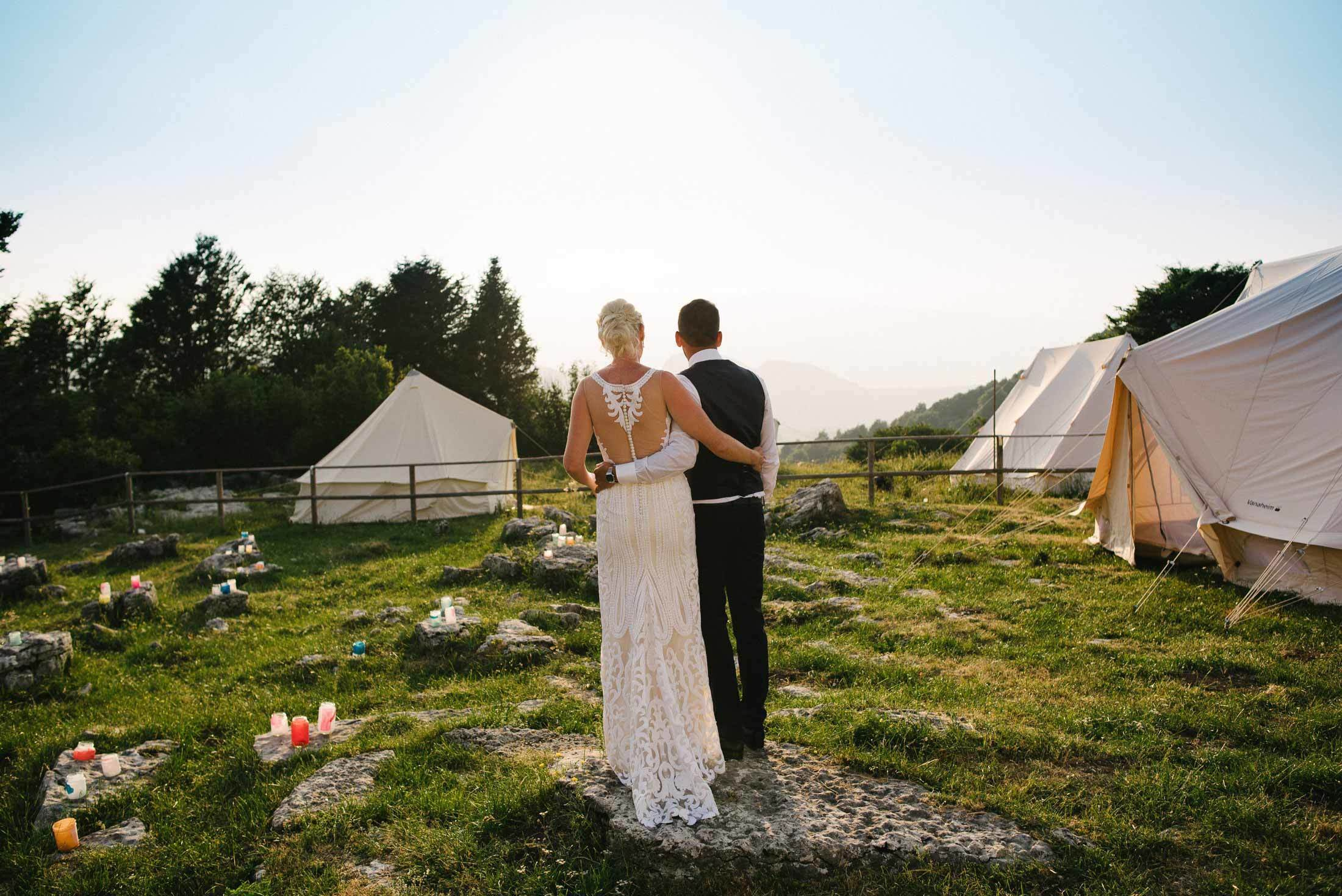 Panorama con gli sposi in montagna, matrimonio in lessinia