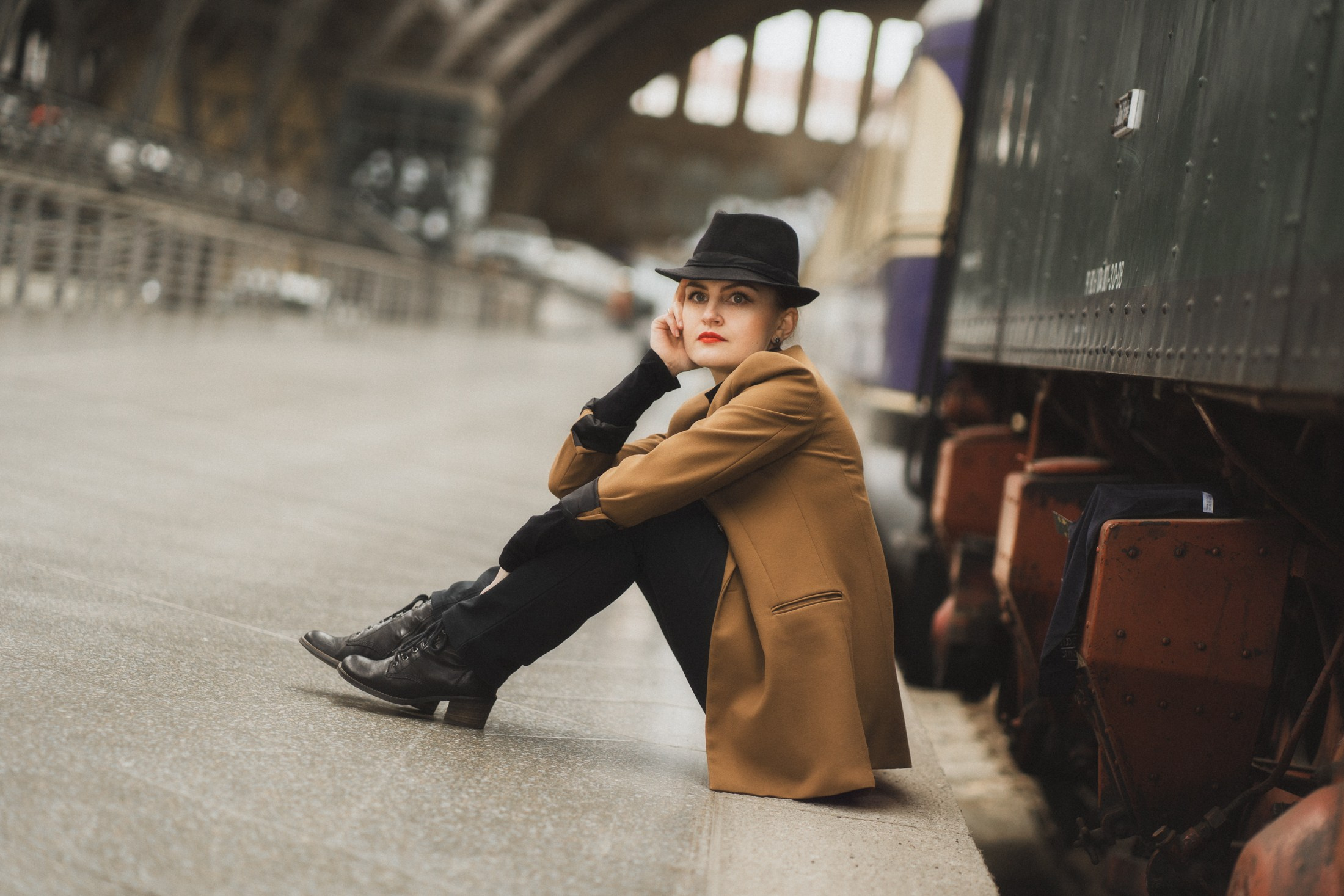 Portraitfotografie Dresden – Frau im Bahnhof, künstlerisches Shooting